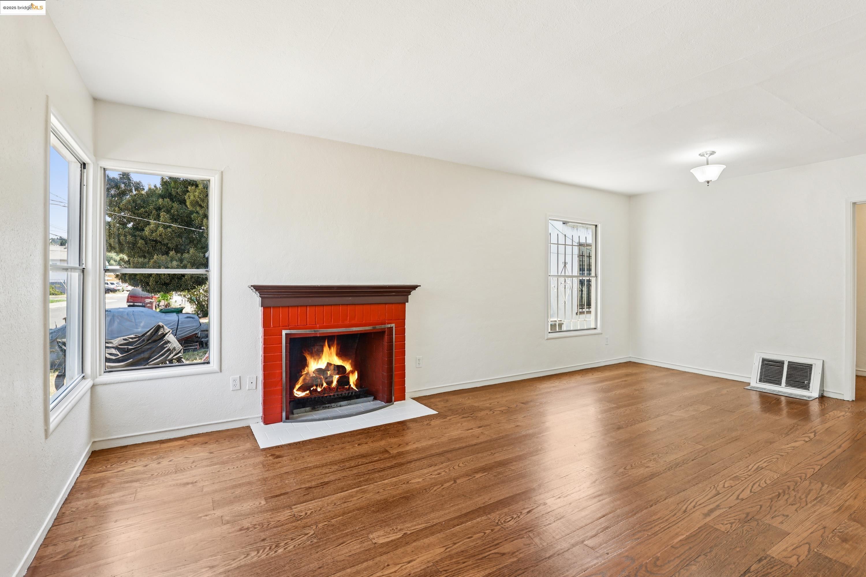 Detail Gallery Image 4 of 25 For 2018 99th Ave, Oakland,  CA 94603 - 3 Beds | 1/1 Baths