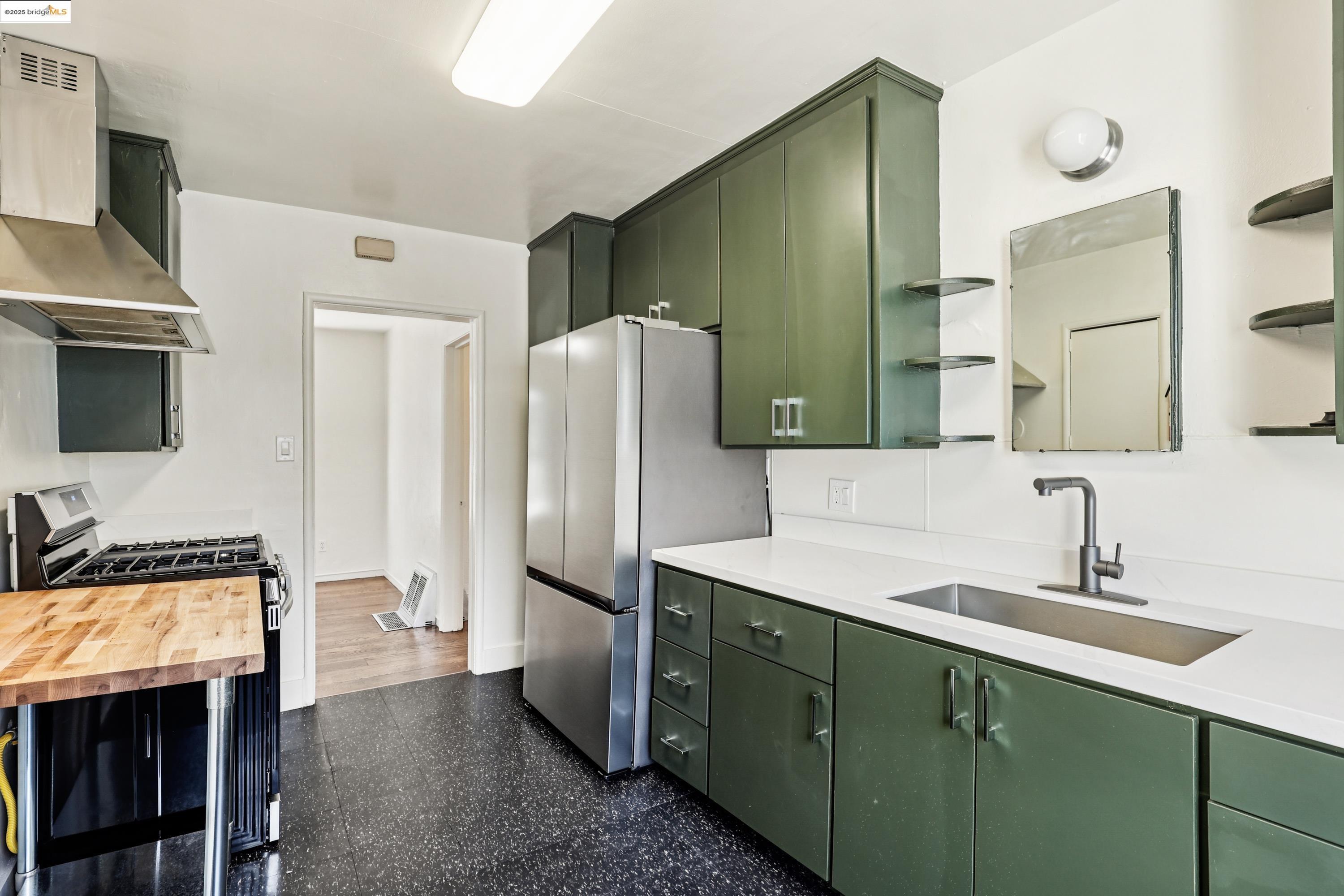 Detail Gallery Image 7 of 25 For 2018 99th Ave, Oakland,  CA 94603 - 3 Beds | 1/1 Baths