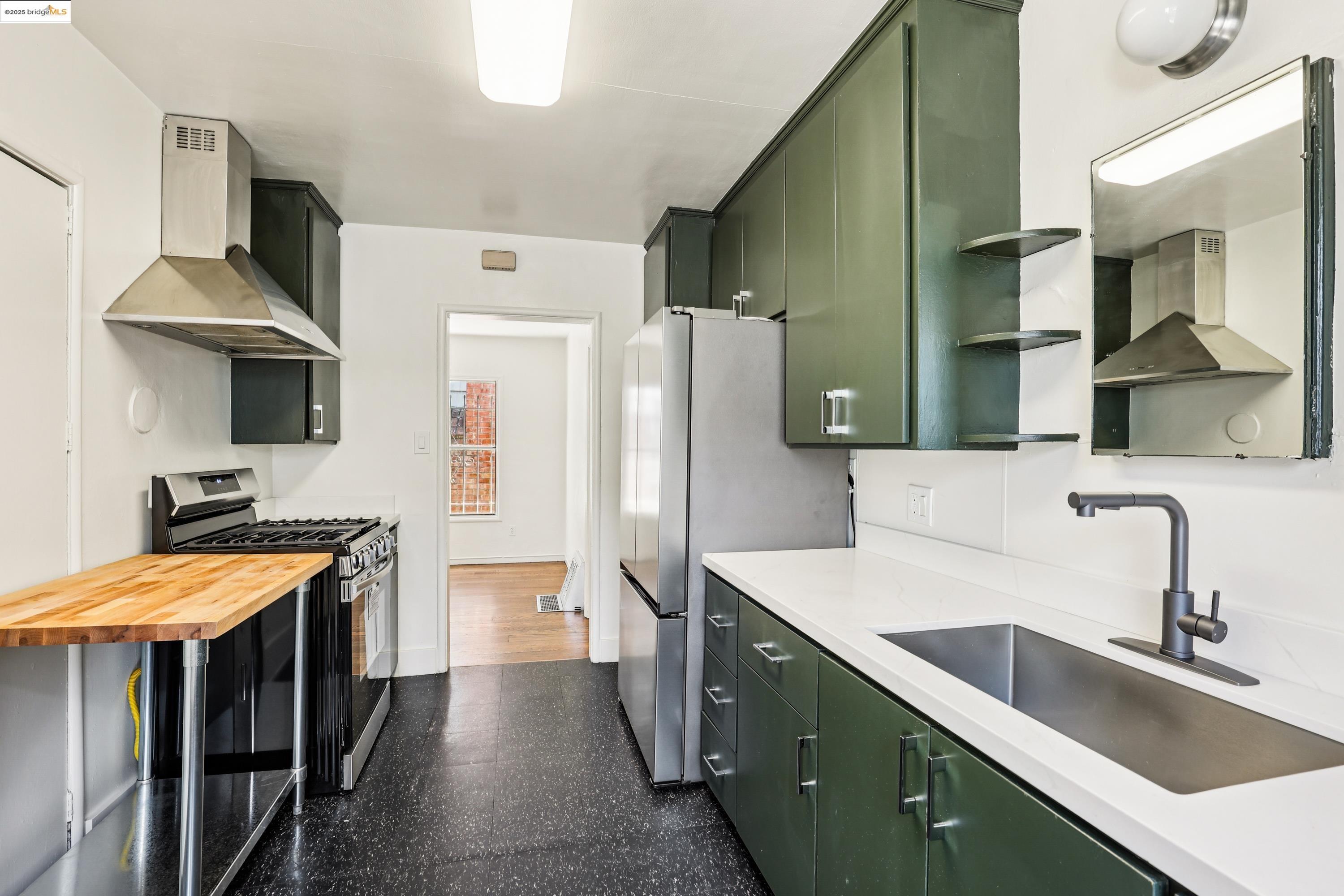 Detail Gallery Image 8 of 25 For 2018 99th Ave, Oakland,  CA 94603 - 3 Beds | 1/1 Baths