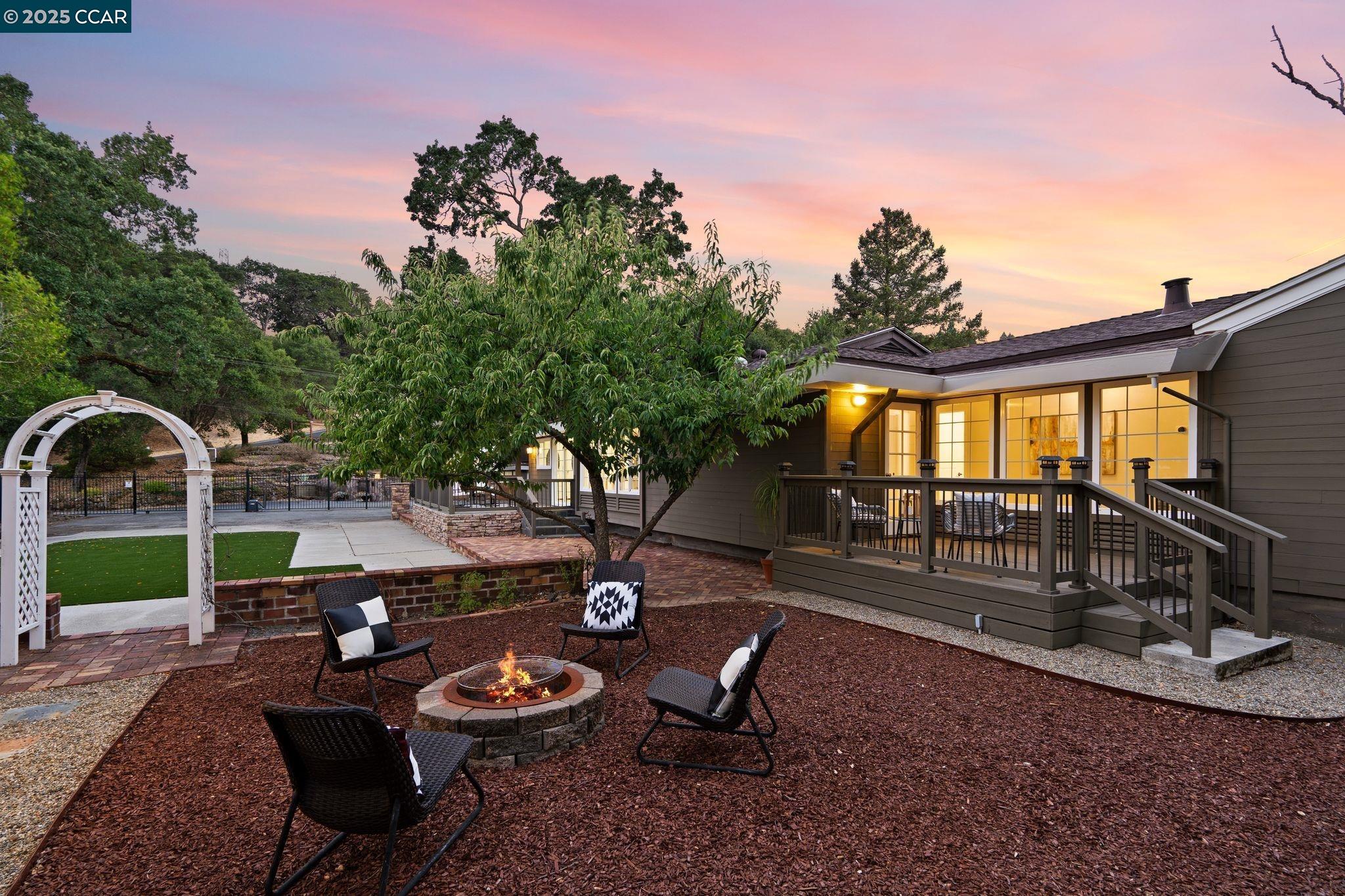 Detail Gallery Image 32 of 43 For 122 Stein Way, Orinda,  CA 94563 - 3 Beds | 3 Baths