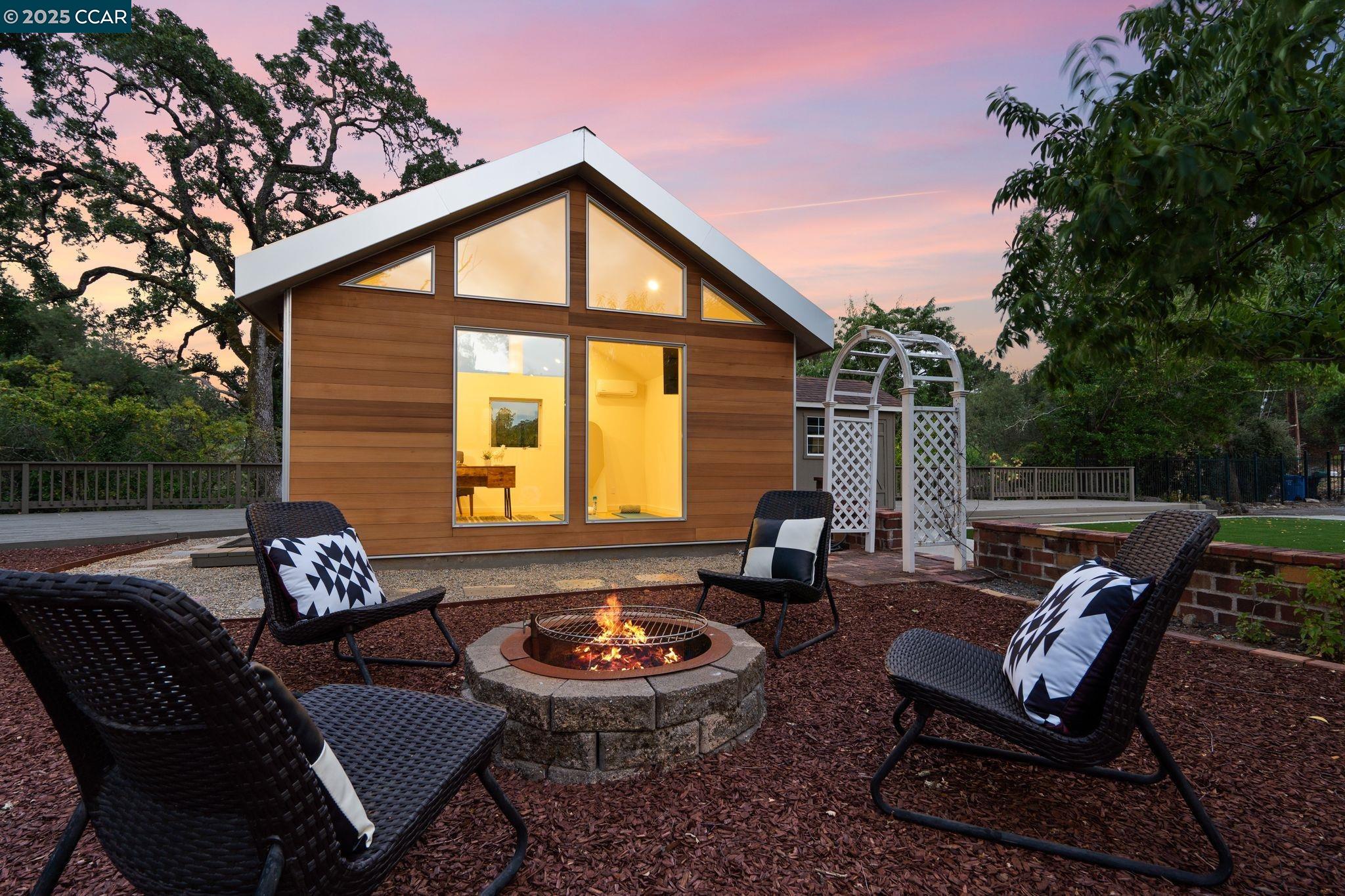 Detail Gallery Image 34 of 43 For 122 Stein Way, Orinda,  CA 94563 - 3 Beds | 3 Baths