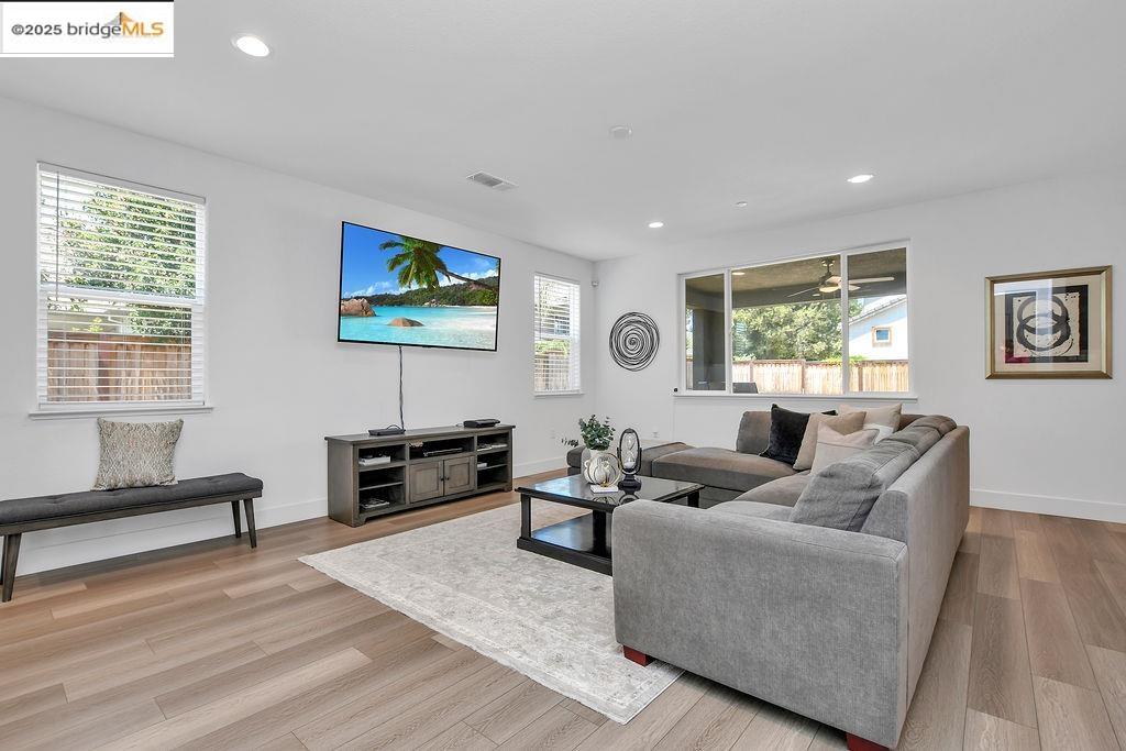 Detail Gallery Image 12 of 44 For 1051 Nighthawk Way, Brentwood,  CA 94513 - 5 Beds | 4/1 Baths