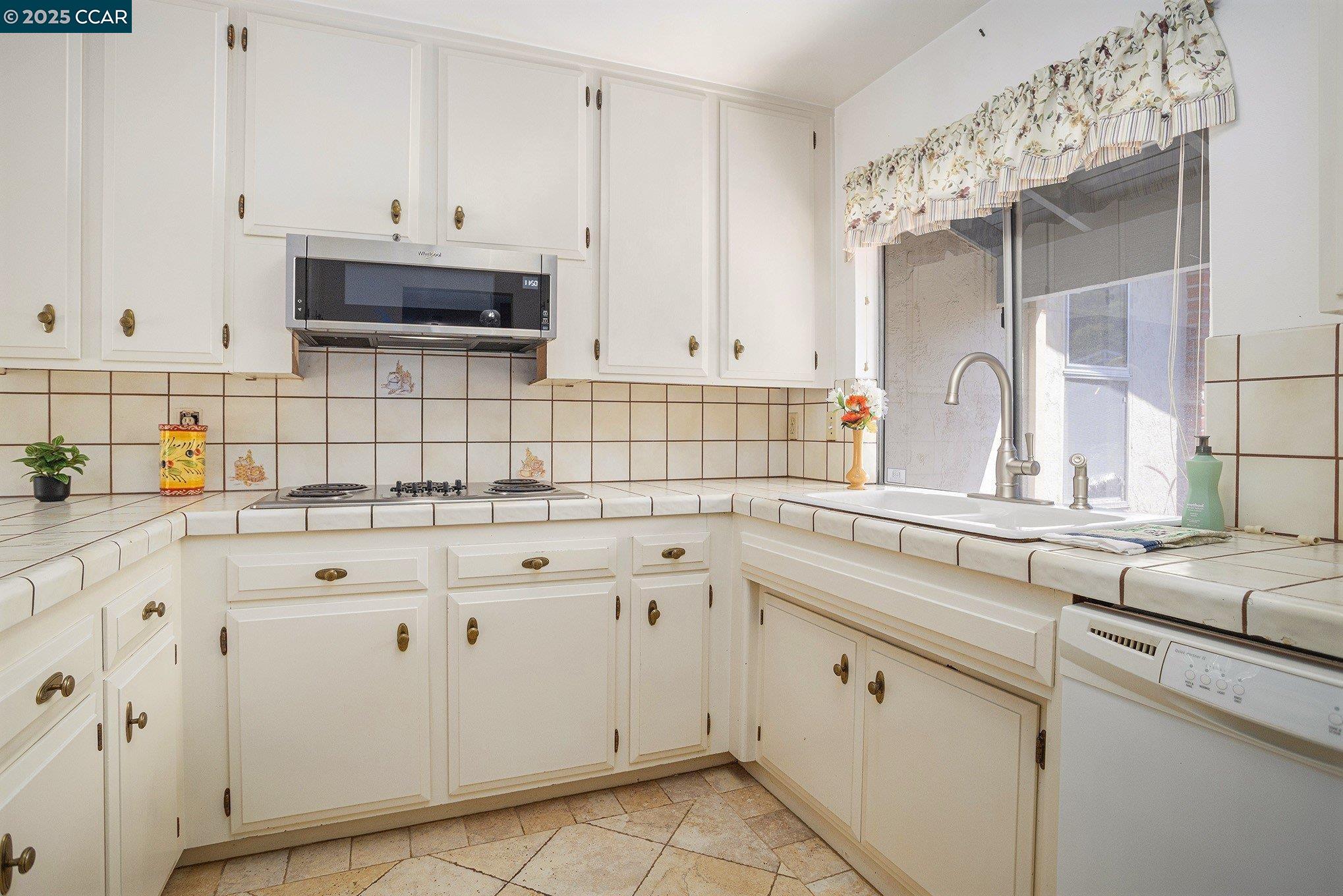 3323 Diablo Cir, Pinole, California 94564, 3 Bedrooms Bedrooms, 8 Rooms Rooms,2 BathroomsBathrooms,Residential,For Sale,3323 Diablo Cir,41105310