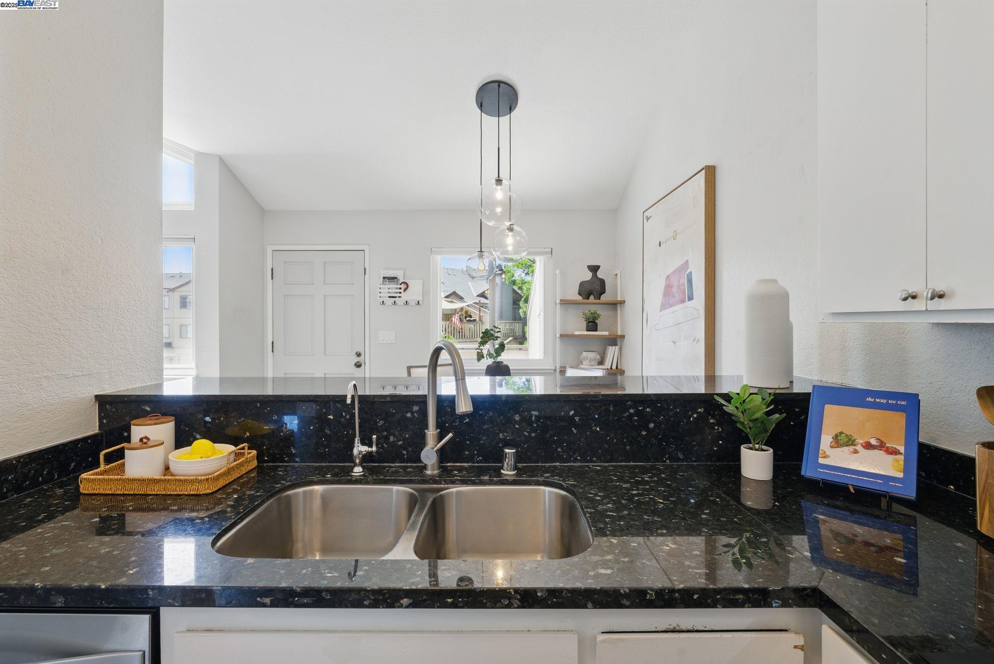 Detail Gallery Image 10 of 39 For 1246 Coyote Creek Pl, San Jose,  CA 95116 - 2 Beds | 2 Baths