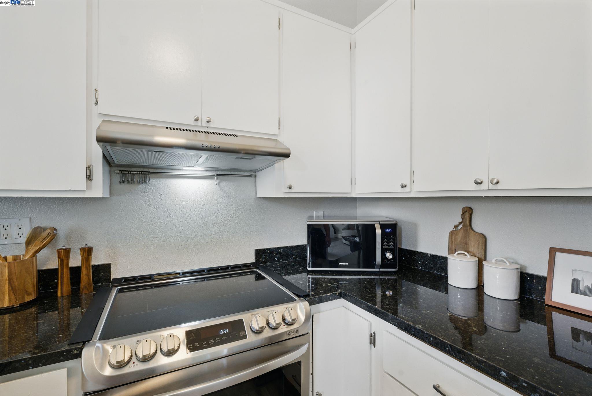 Detail Gallery Image 11 of 39 For 1246 Coyote Creek Pl, San Jose,  CA 95116 - 2 Beds | 2 Baths