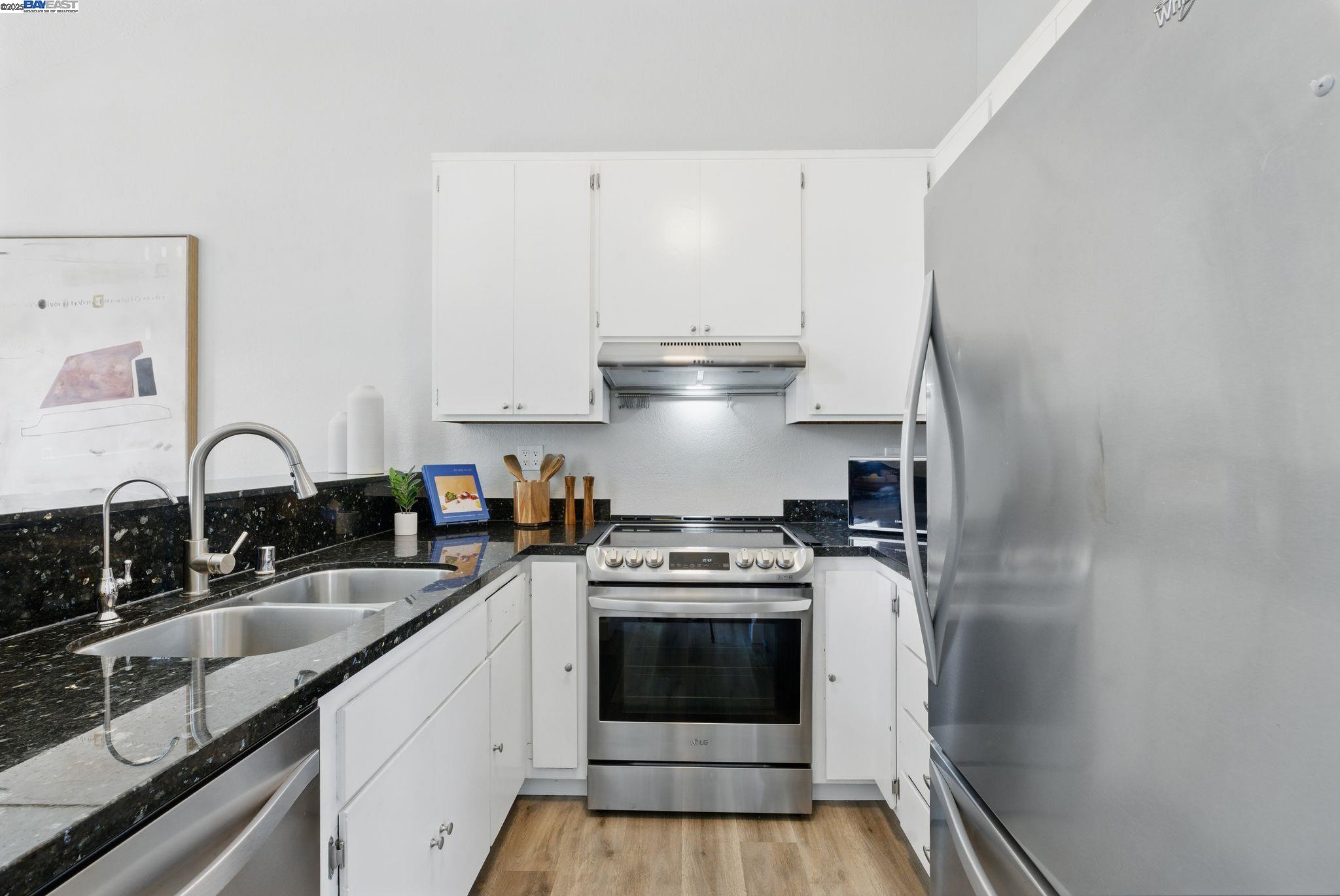 Detail Gallery Image 9 of 39 For 1246 Coyote Creek Pl, San Jose,  CA 95116 - 2 Beds | 2 Baths