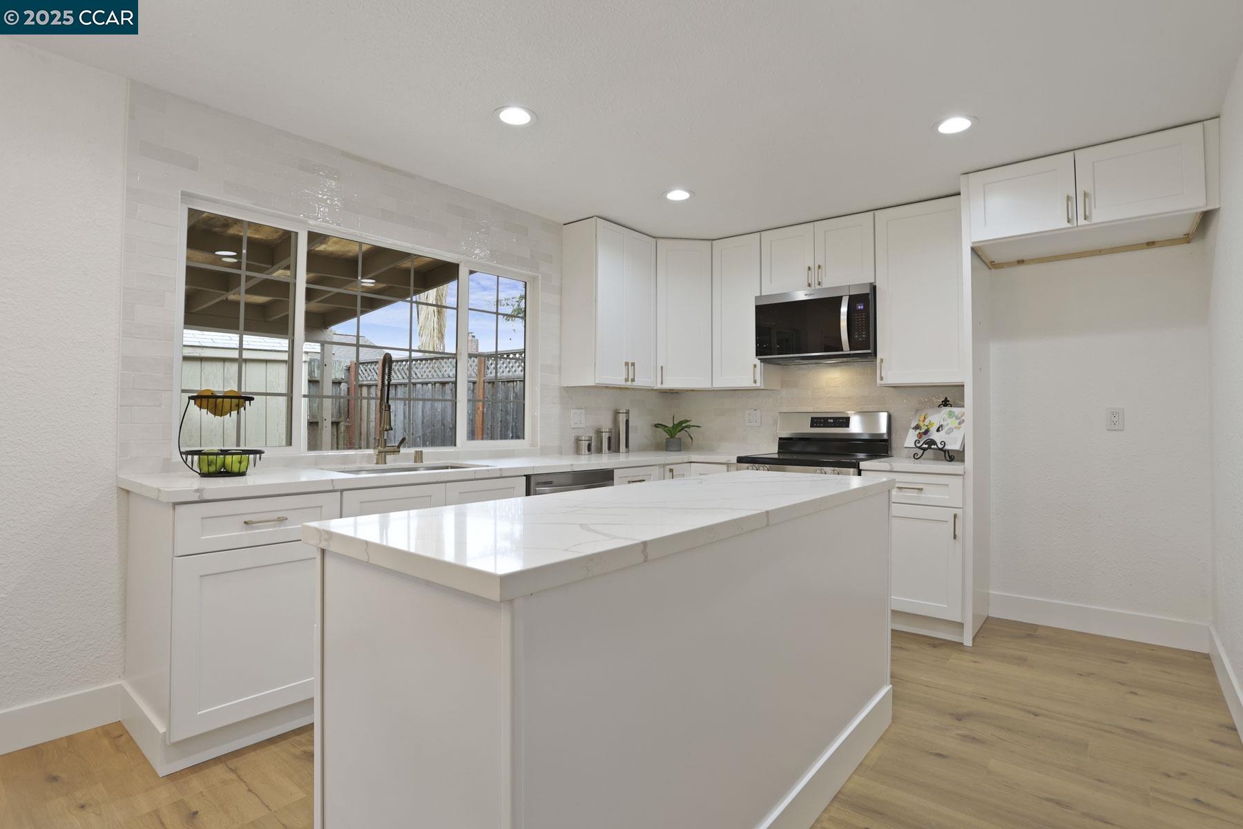 Detail Gallery Image 14 of 32 For 7833 Santa Barbara Drive, Rohnert Park,  CA 94928-4083 - 4 Beds | 2 Baths