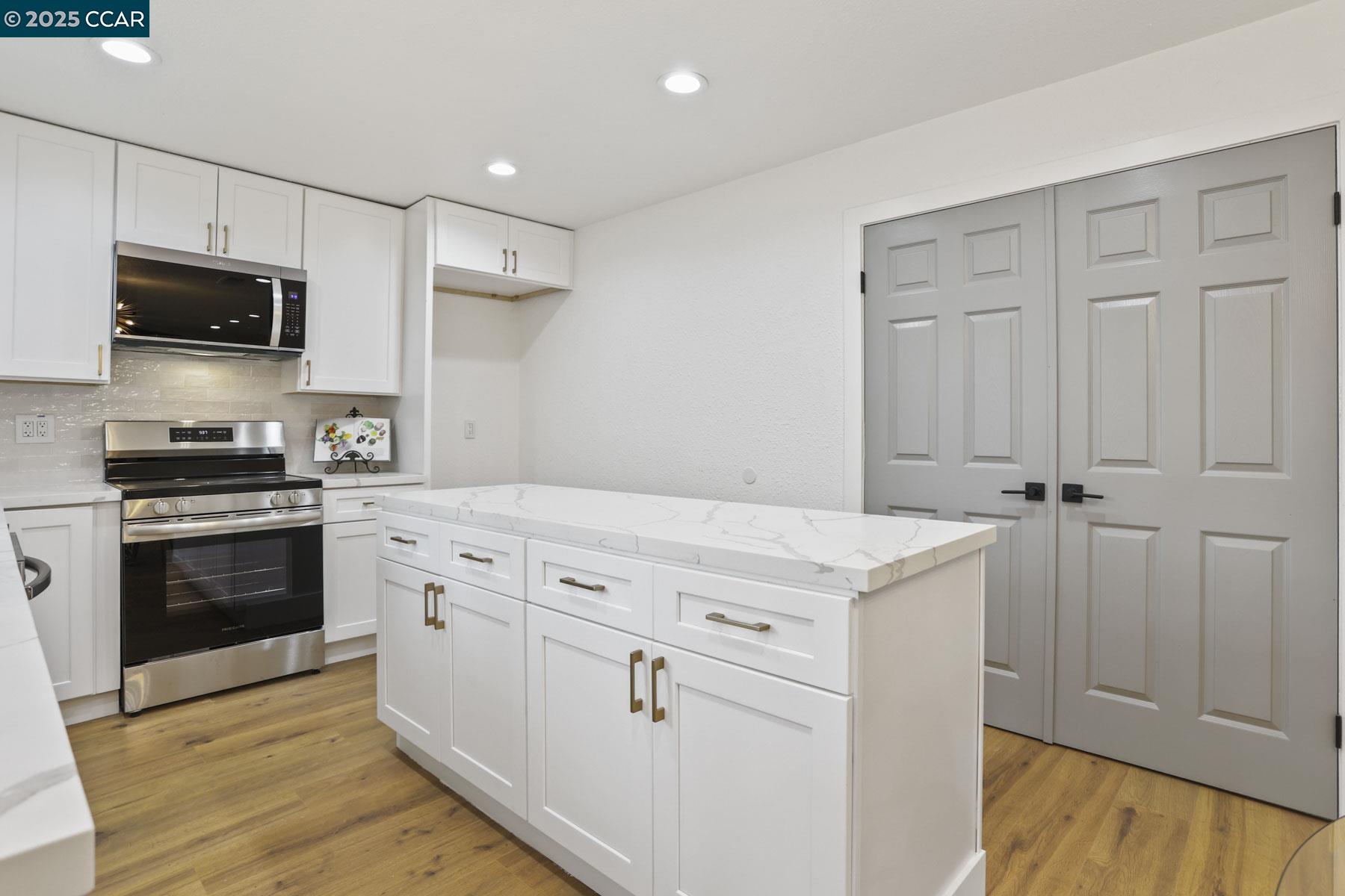 Detail Gallery Image 17 of 32 For 7833 Santa Barbara Drive, Rohnert Park,  CA 94928-4083 - 4 Beds | 2 Baths