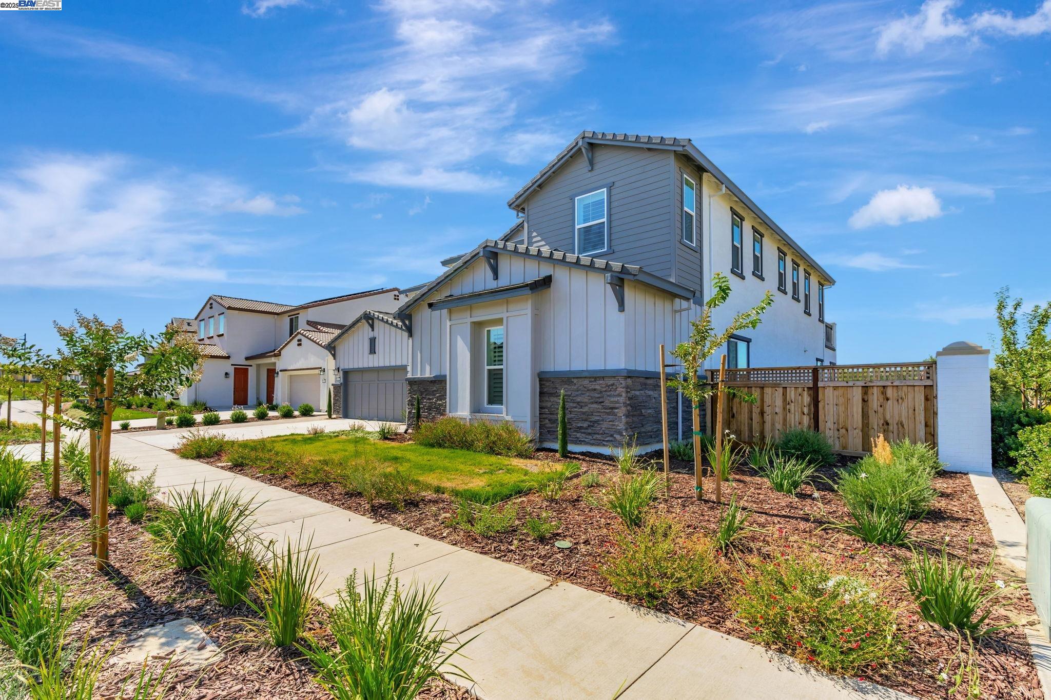 Detail Gallery Image 2 of 60 For 665 River Bend Dr, Lathrop,  CA 95330 - 6 Beds | 6/1 Baths