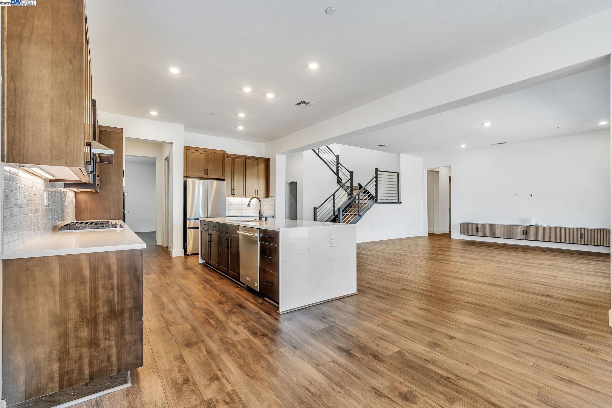 Detail Gallery Image 12 of 60 For 665 River Bend Dr, Lathrop,  CA 95330 - 6 Beds | 6/1 Baths