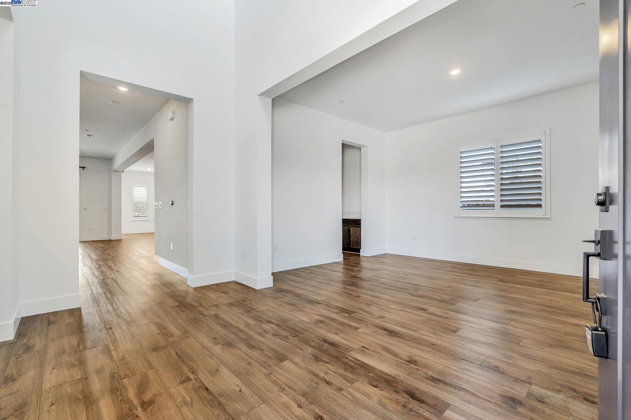 Detail Gallery Image 4 of 60 For 665 River Bend Dr, Lathrop,  CA 95330 - 6 Beds | 6/1 Baths