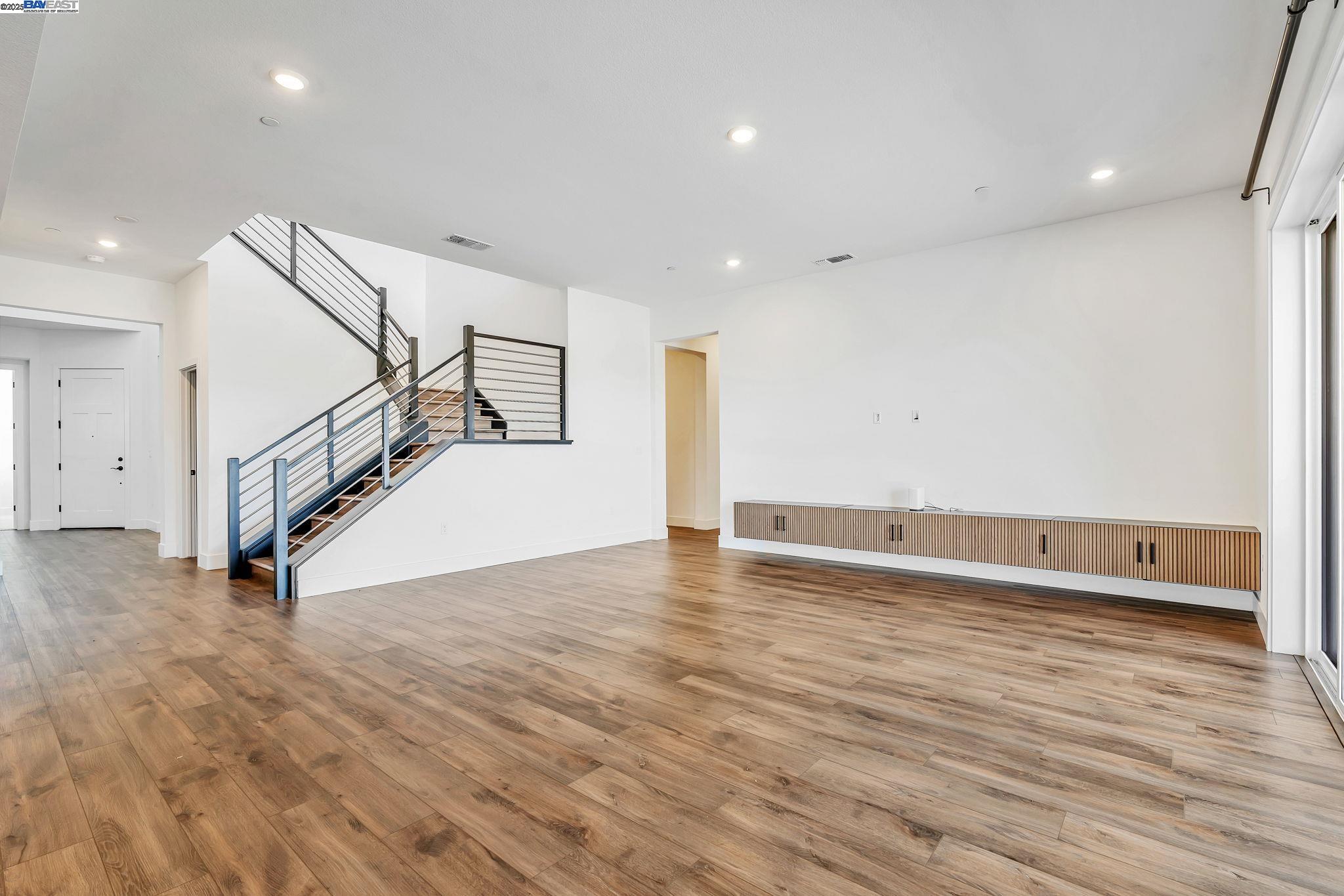 Detail Gallery Image 5 of 60 For 665 River Bend Dr, Lathrop,  CA 95330 - 6 Beds | 6/1 Baths