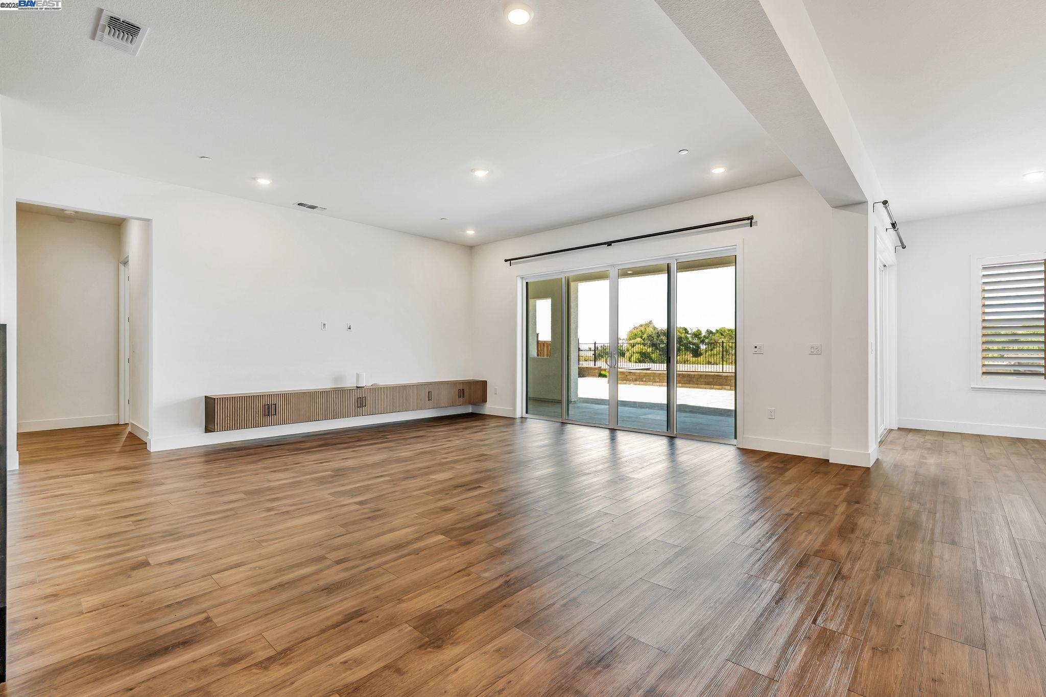 Detail Gallery Image 6 of 60 For 665 River Bend Dr, Lathrop,  CA 95330 - 6 Beds | 6/1 Baths