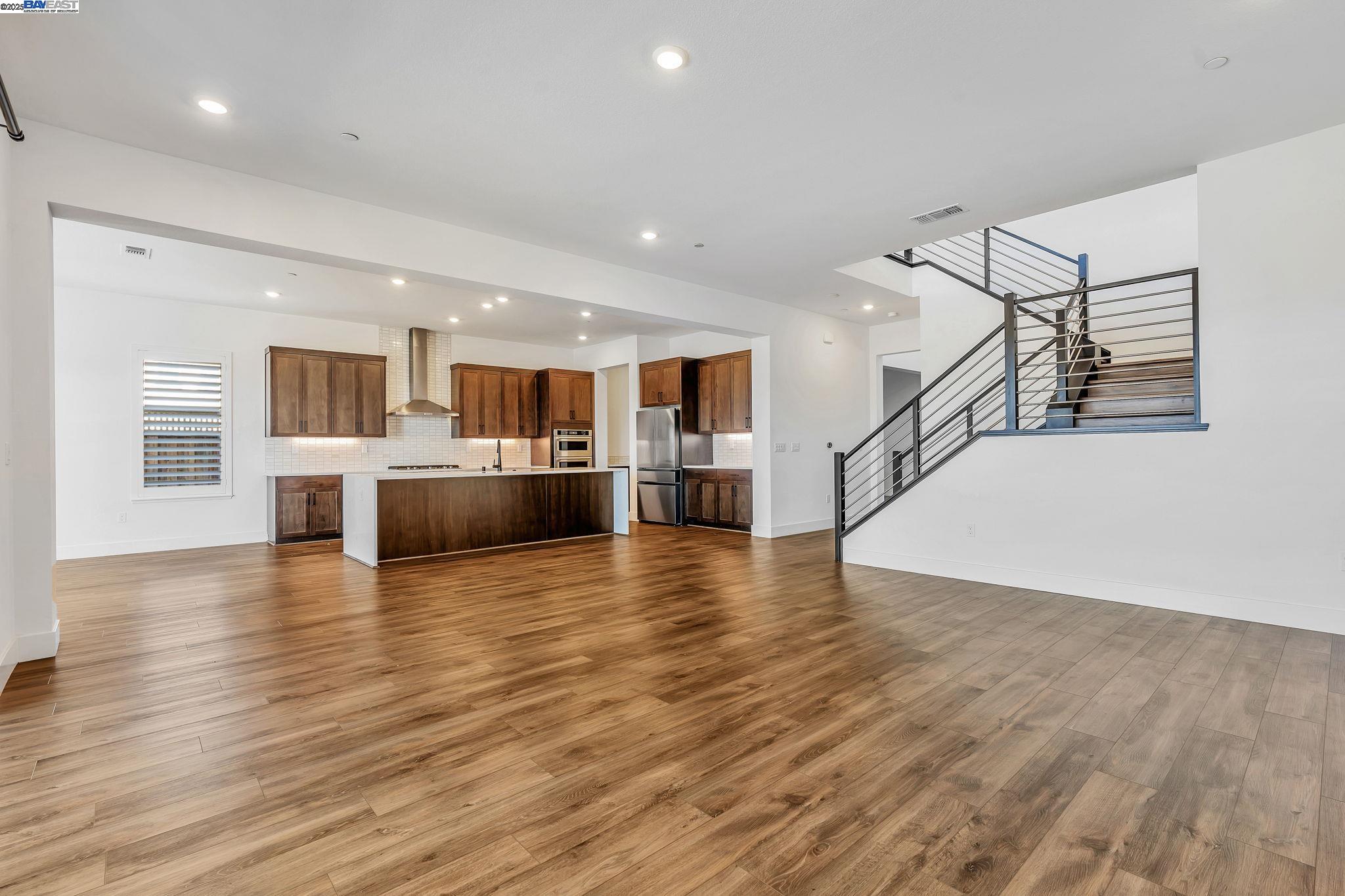 Detail Gallery Image 7 of 60 For 665 River Bend Dr, Lathrop,  CA 95330 - 6 Beds | 6/1 Baths