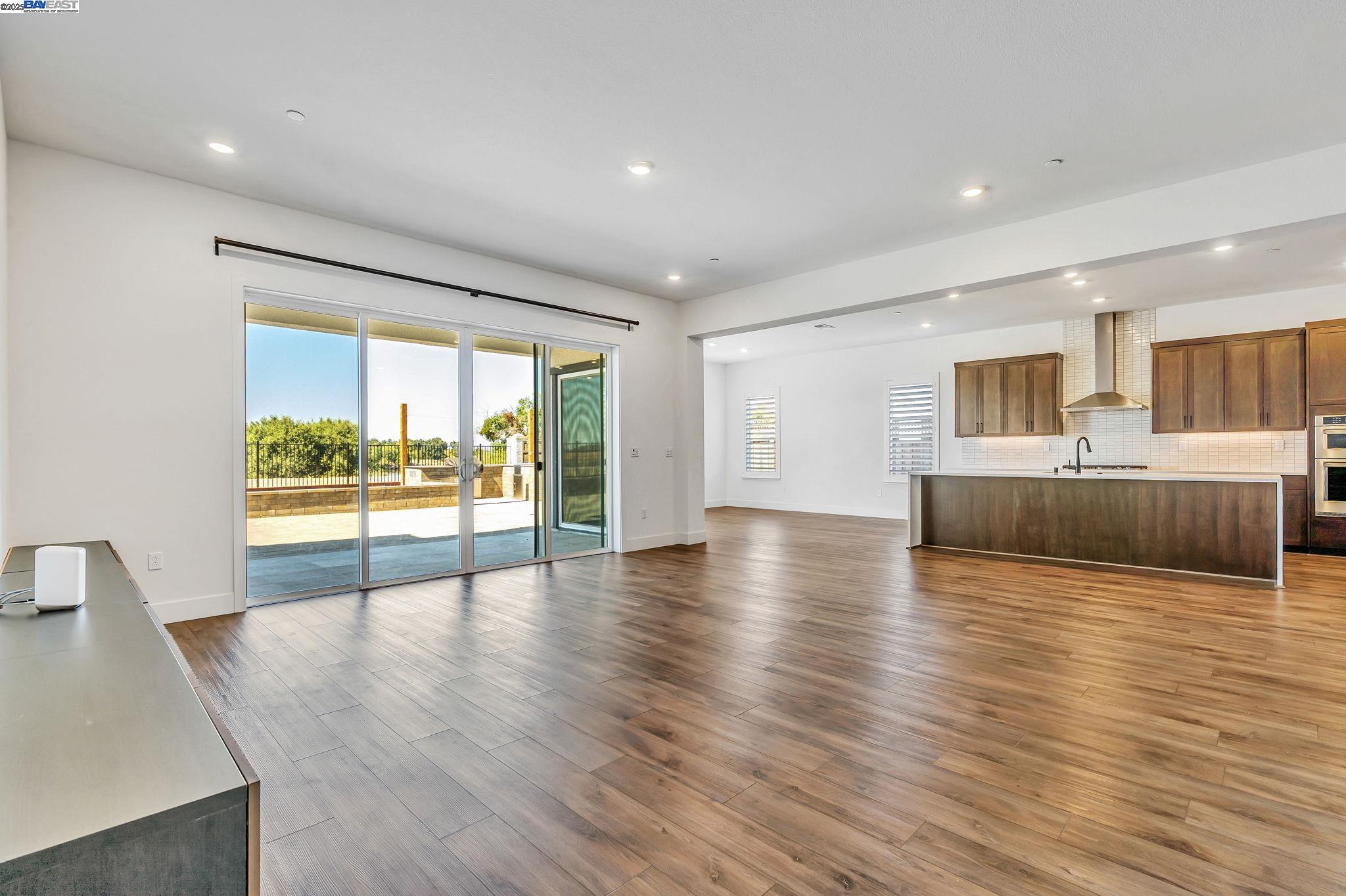 Detail Gallery Image 8 of 60 For 665 River Bend Dr, Lathrop,  CA 95330 - 6 Beds | 6/1 Baths