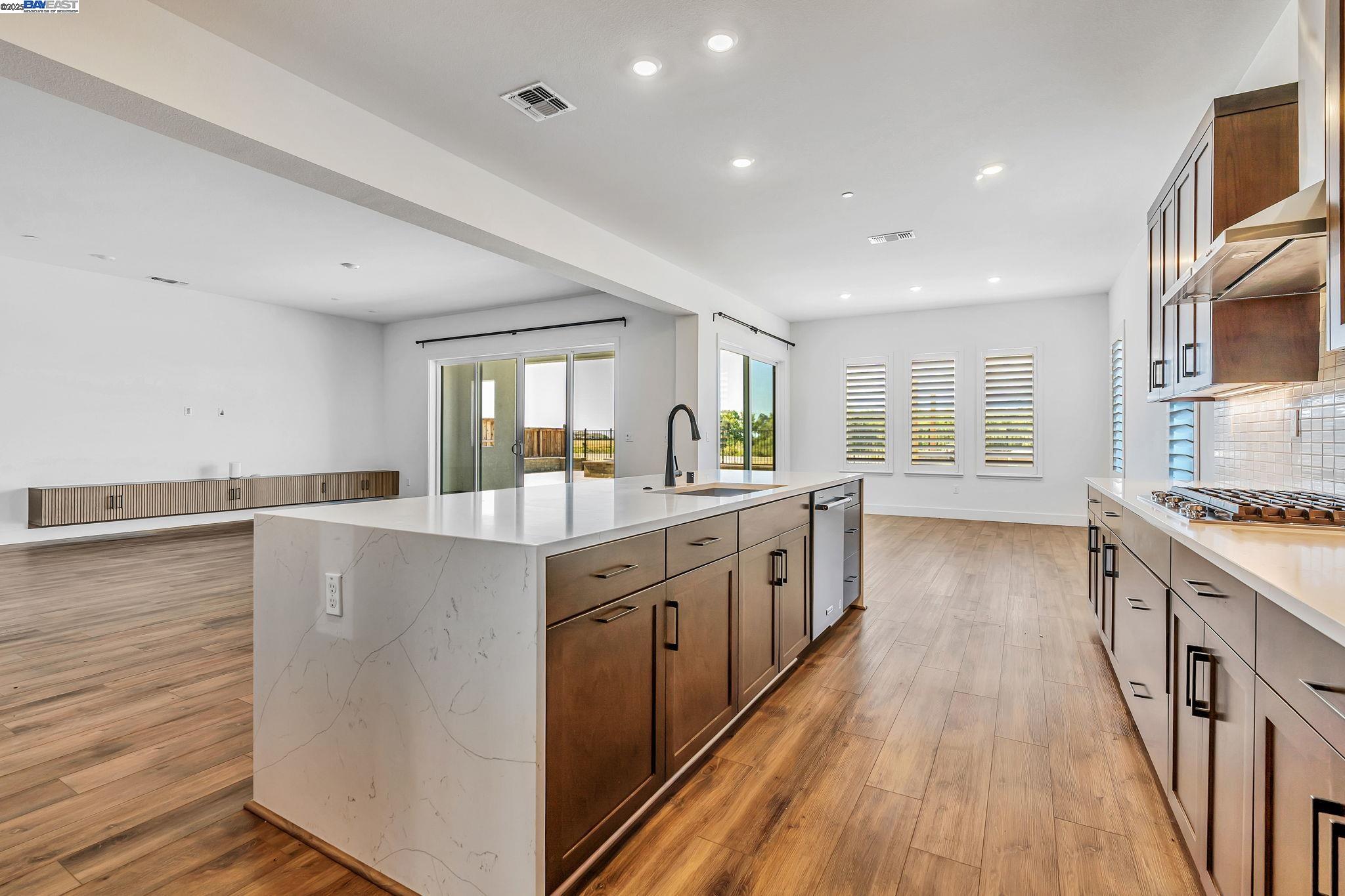 Detail Gallery Image 10 of 60 For 665 River Bend Dr, Lathrop,  CA 95330 - 6 Beds | 6/1 Baths