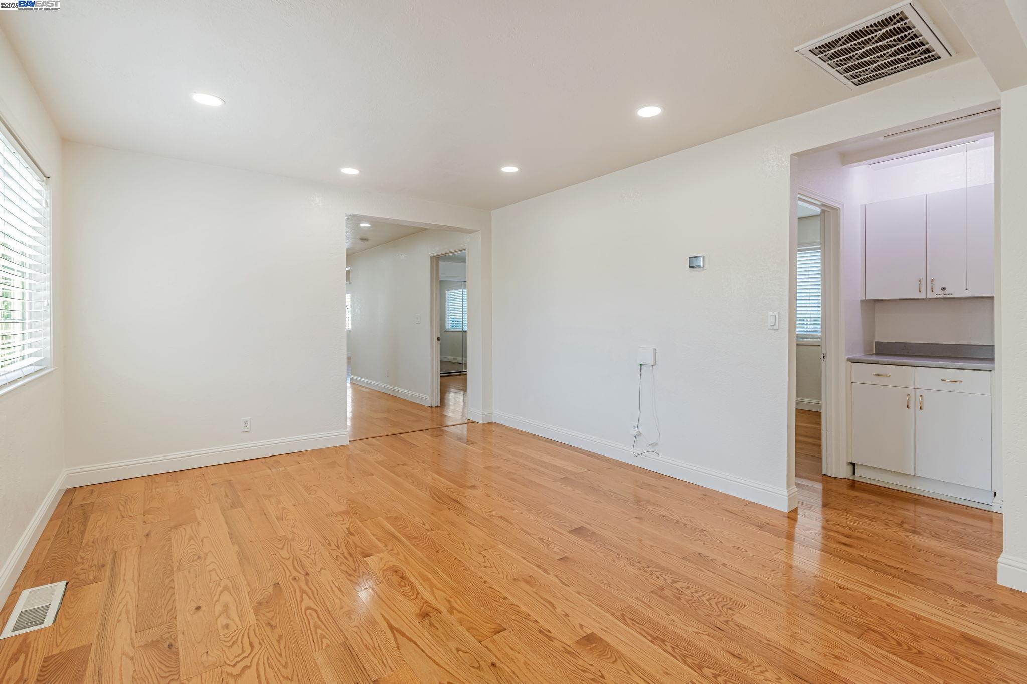 Detail Gallery Image 12 of 52 For 2940 Somerset Ave, Castro Valley,  CA 94546 - 4 Beds | 2 Baths