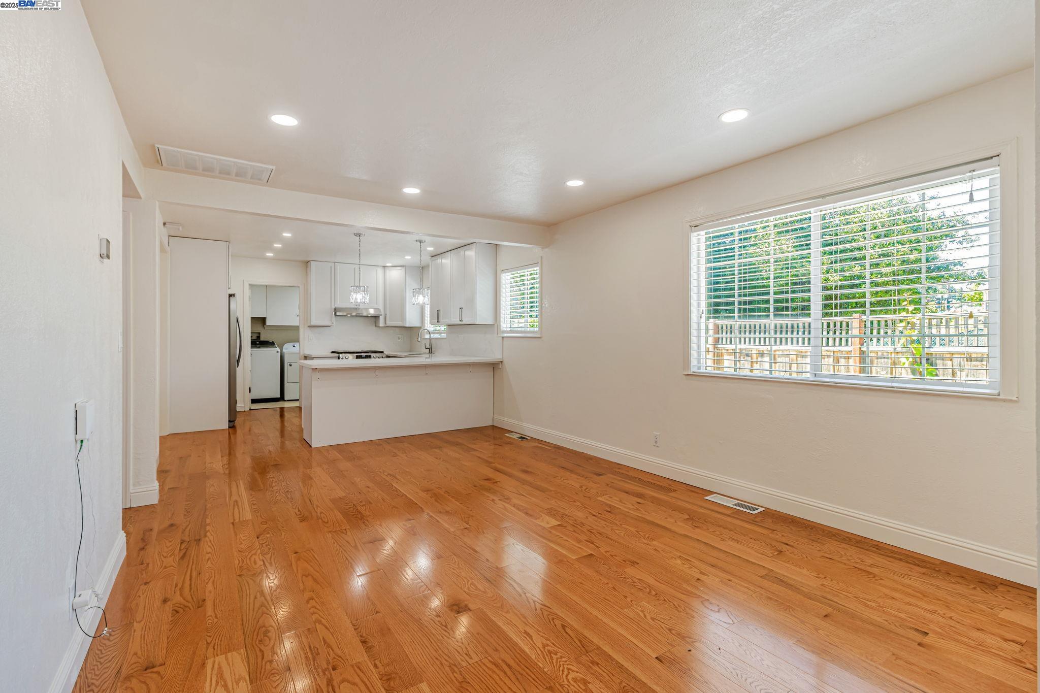 Detail Gallery Image 14 of 52 For 2940 Somerset Ave, Castro Valley,  CA 94546 - 4 Beds | 2 Baths