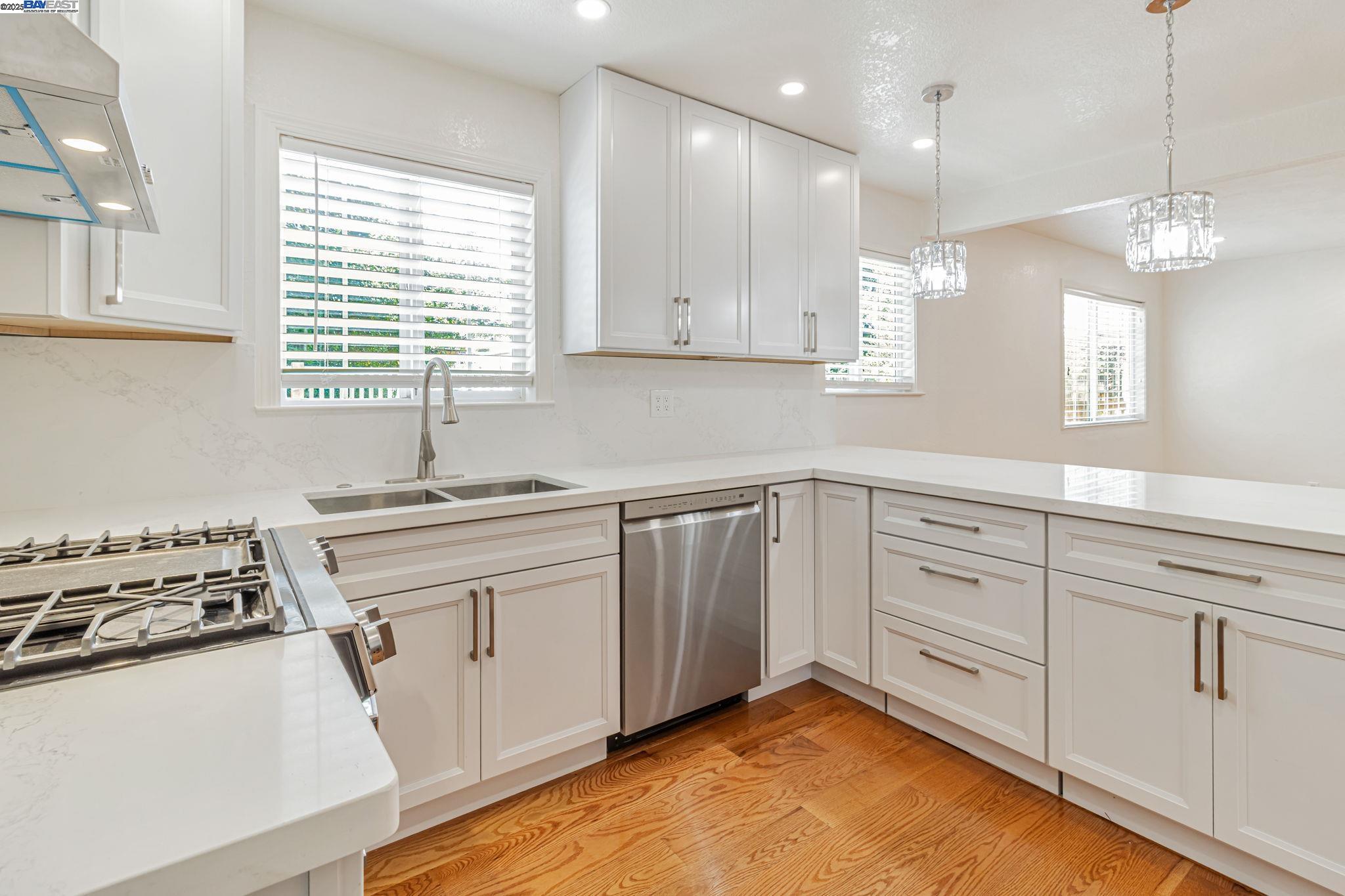 Detail Gallery Image 17 of 52 For 2940 Somerset Ave, Castro Valley,  CA 94546 - 4 Beds | 2 Baths