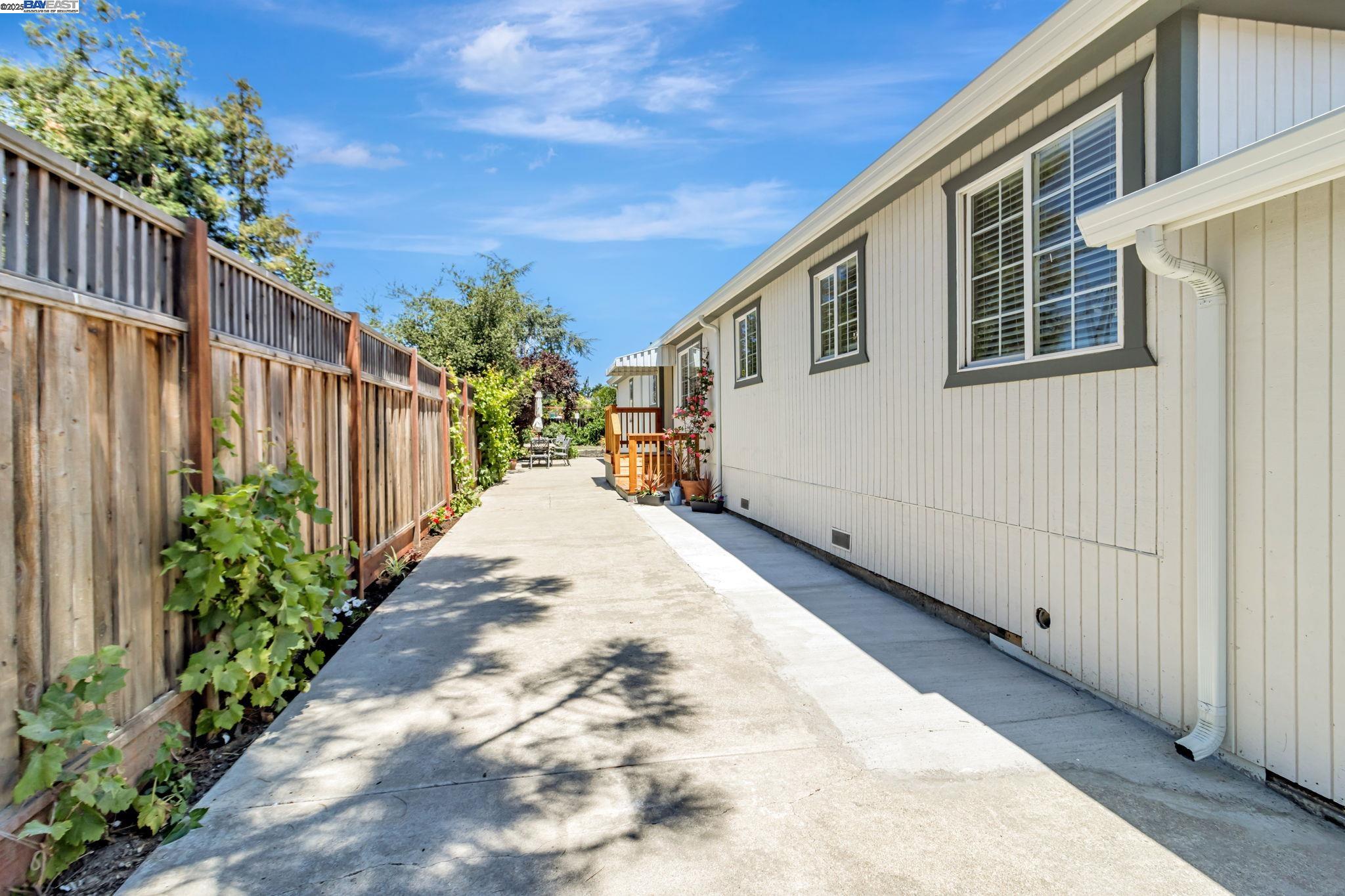 Detail Gallery Image 45 of 52 For 2940 Somerset Ave, Castro Valley,  CA 94546 - 4 Beds | 2 Baths