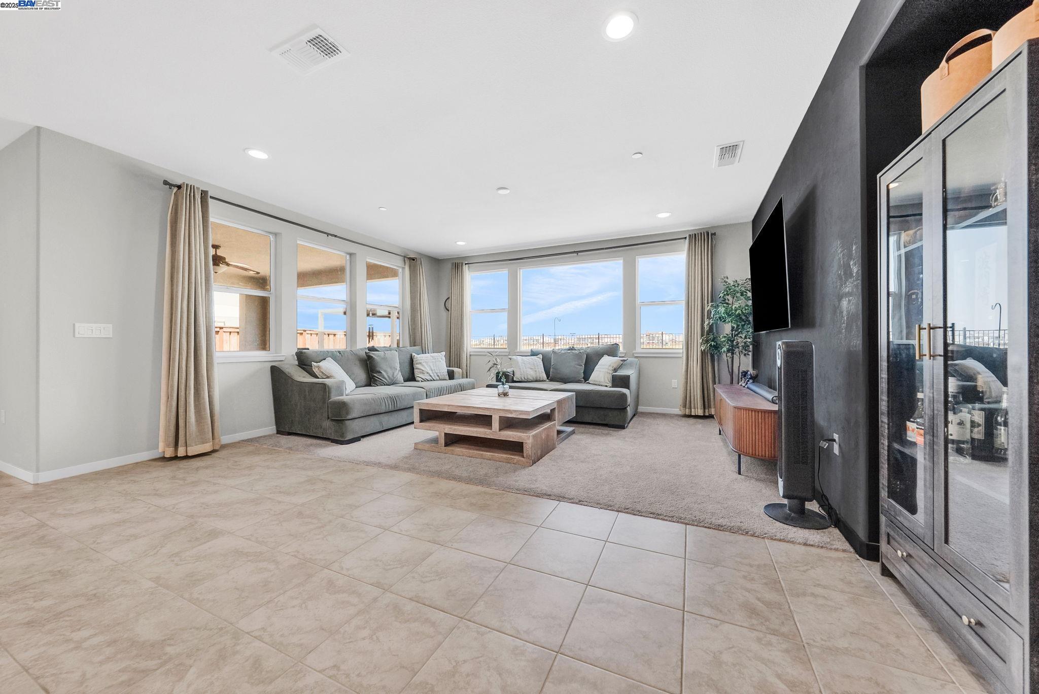 Detail Gallery Image 8 of 60 For 2859 Wylin Blvd, Lathrop,  CA 95330 - 5 Beds | 4/1 Baths
