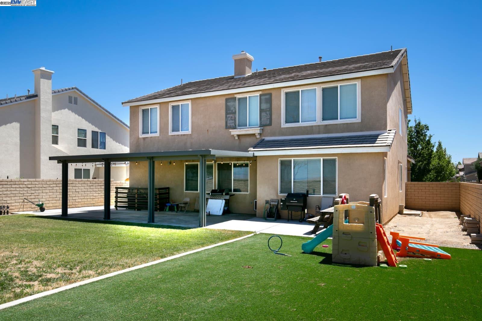 Detail Gallery Image 2 of 16 For 44927 Normandy Ln, Lancaster,  CA 93534 - 3 Beds | 3 Baths