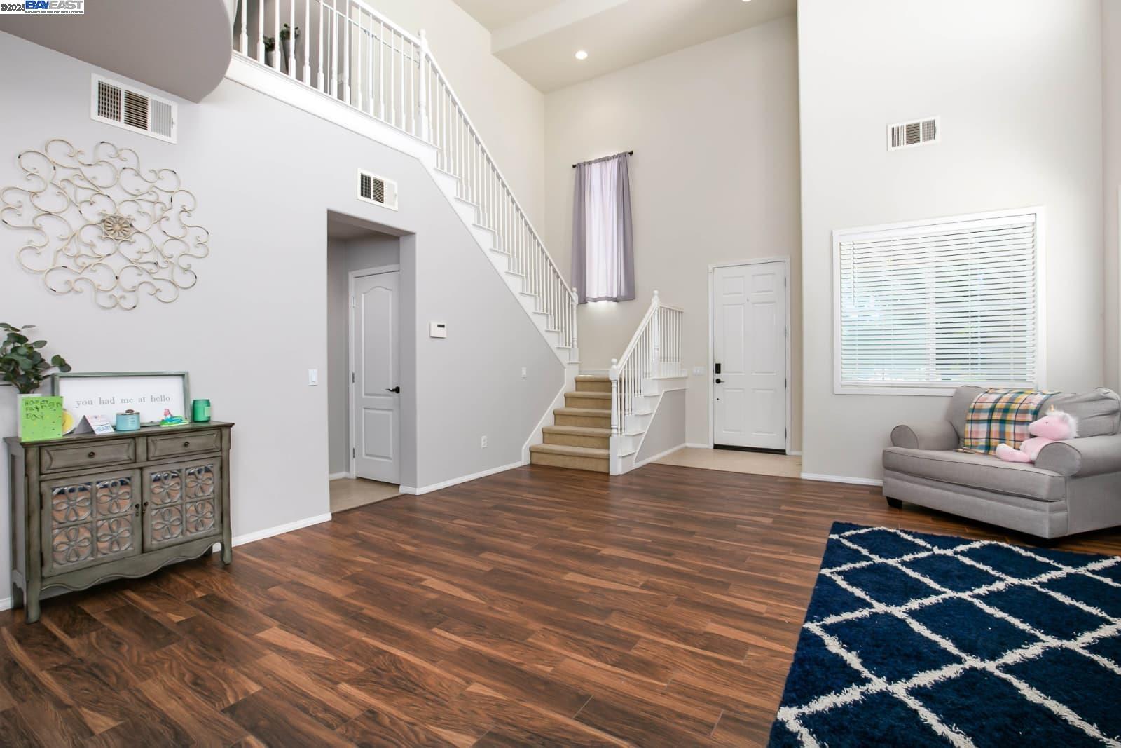 Detail Gallery Image 4 of 16 For 44927 Normandy Ln, Lancaster,  CA 93534 - 3 Beds | 3 Baths