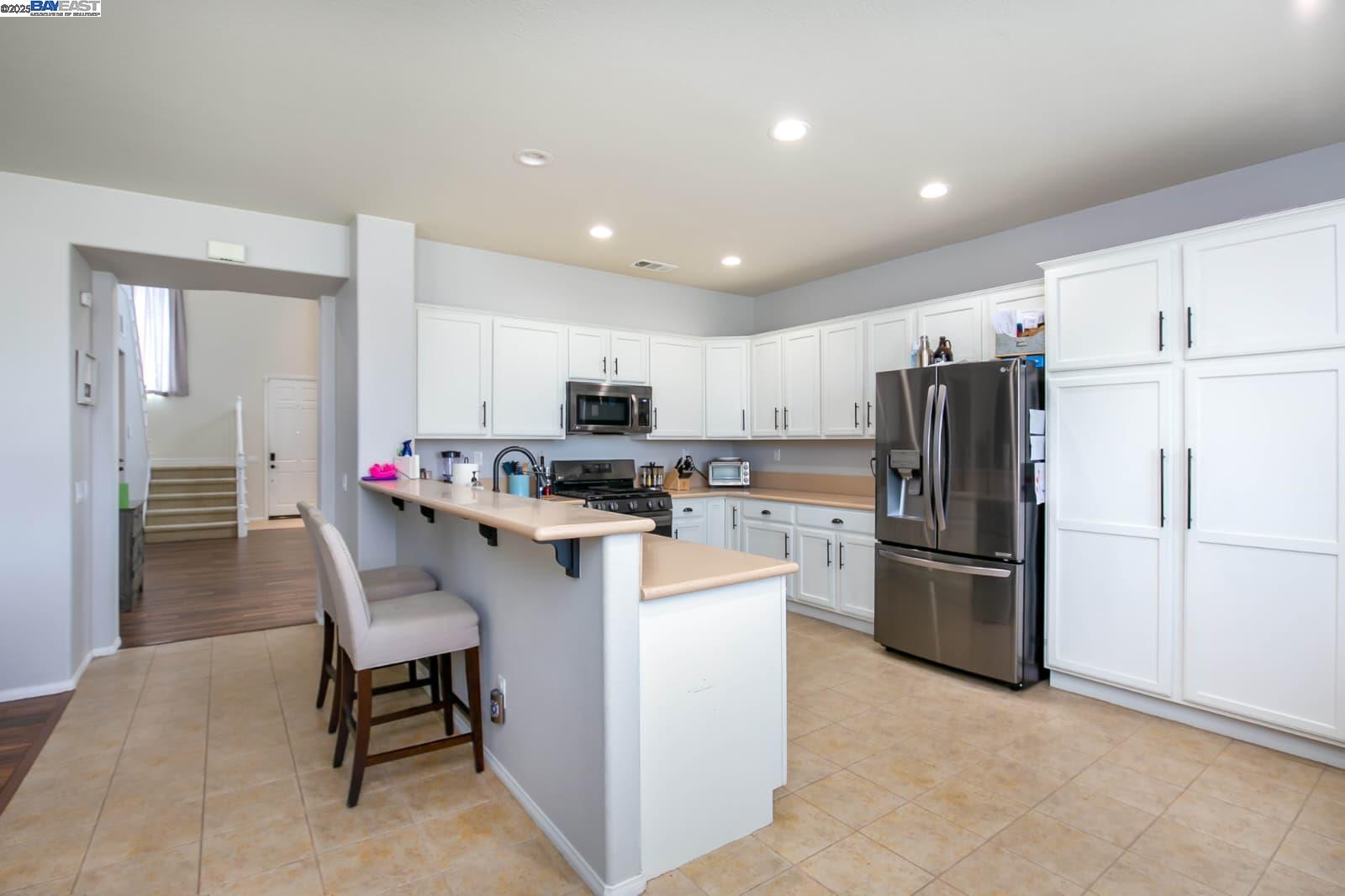 Detail Gallery Image 5 of 16 For 44927 Normandy Ln, Lancaster,  CA 93534 - 3 Beds | 3 Baths