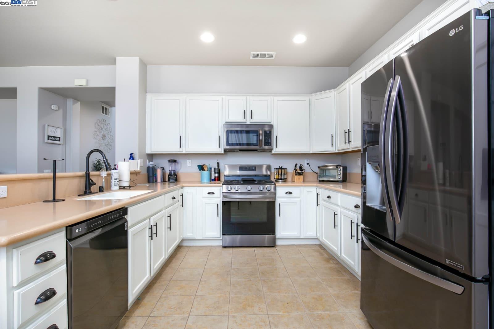 Detail Gallery Image 6 of 16 For 44927 Normandy Ln, Lancaster,  CA 93534 - 3 Beds | 3 Baths