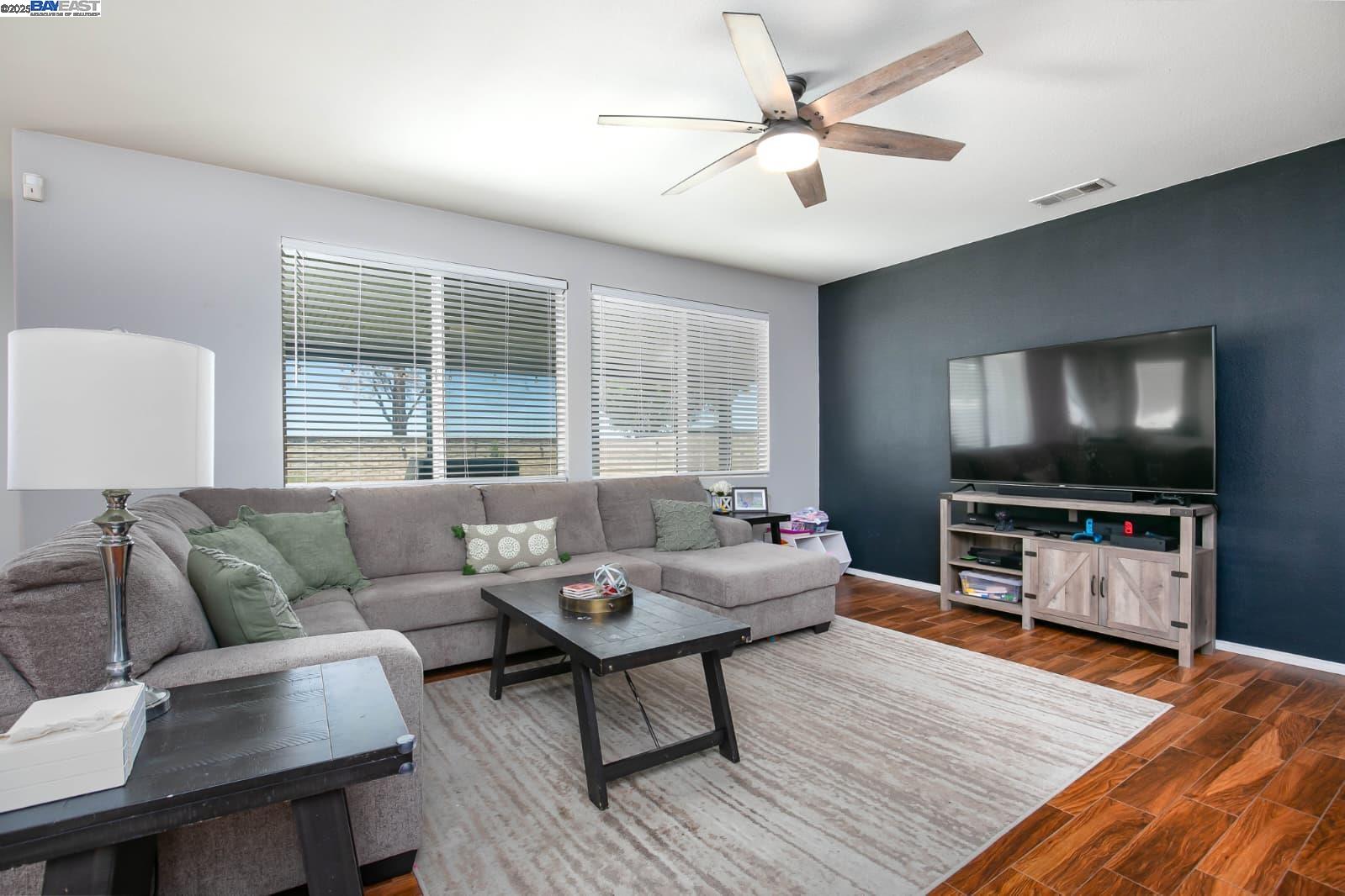 Detail Gallery Image 7 of 16 For 44927 Normandy Ln, Lancaster,  CA 93534 - 3 Beds | 3 Baths