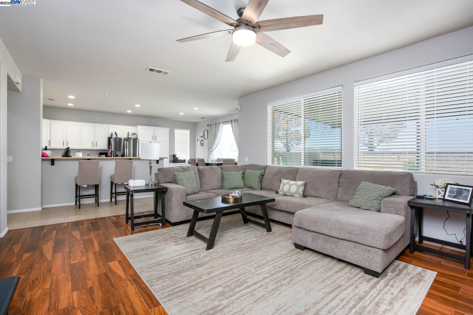 Detail Gallery Image 8 of 16 For 44927 Normandy Ln, Lancaster,  CA 93534 - 3 Beds | 3 Baths