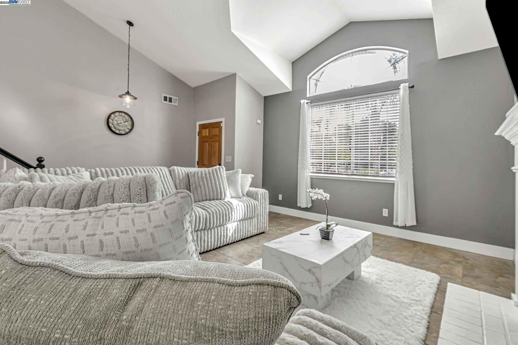 Detail Gallery Image 4 of 51 For 639 Eaker Ct, Antioch,  CA 94509 - 3 Beds | 3 Baths