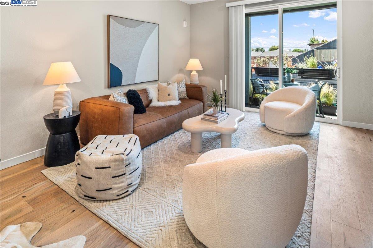 Detail Gallery Image 1 of 1 For 1726 17th St, Oakland,  CA 94607 - 3 Beds | 3 Baths
