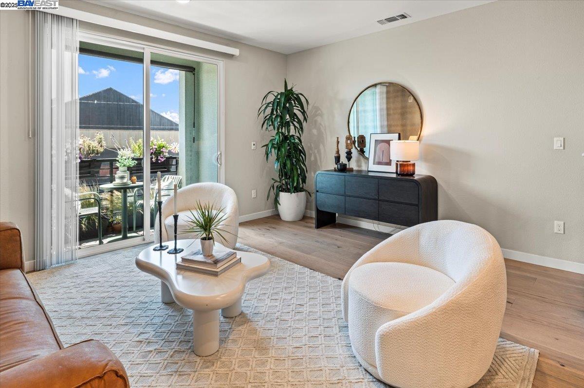 Detail Gallery Image 2 of 42 For 1726 17th St, Oakland,  CA 94607 - 3 Beds | 3 Baths