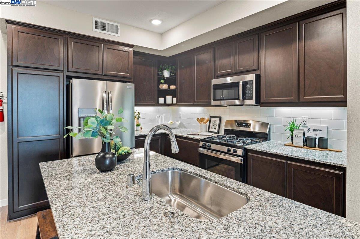 Detail Gallery Image 11 of 42 For 1726 17th St, Oakland,  CA 94607 - 3 Beds | 3 Baths