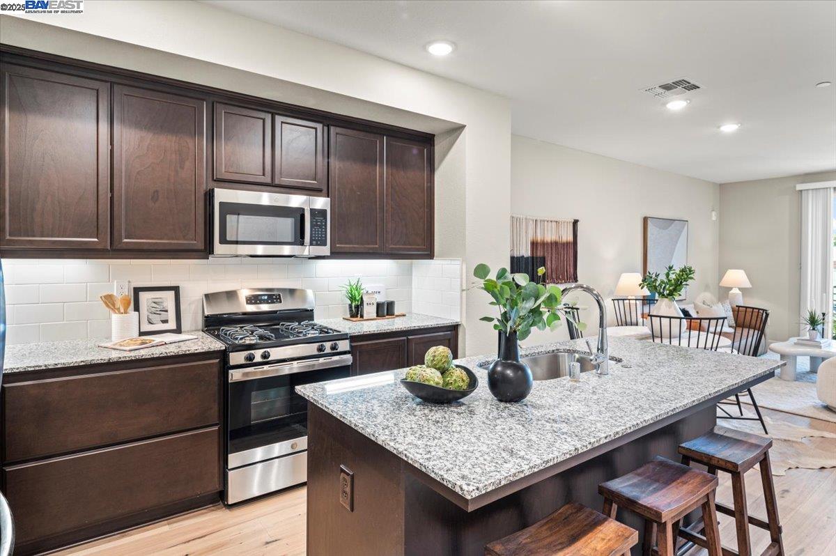Detail Gallery Image 12 of 42 For 1726 17th St, Oakland,  CA 94607 - 3 Beds | 3 Baths