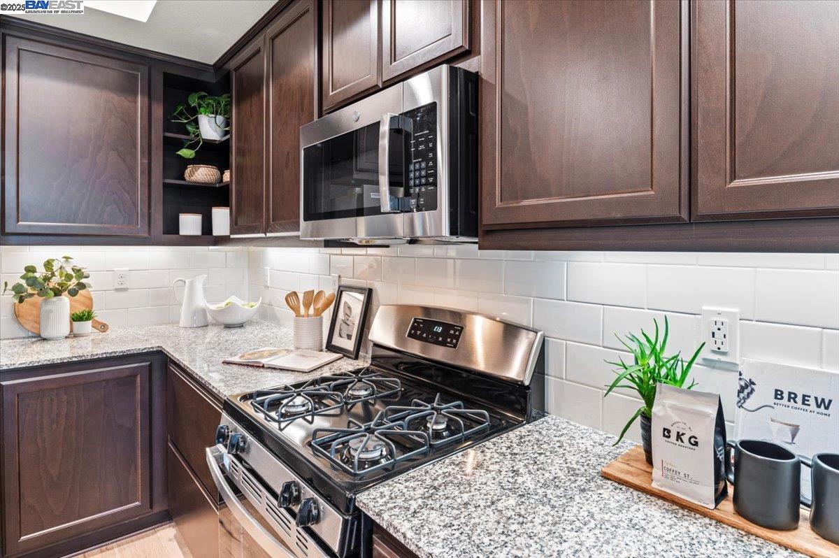 Detail Gallery Image 13 of 42 For 1726 17th St, Oakland,  CA 94607 - 3 Beds | 3 Baths