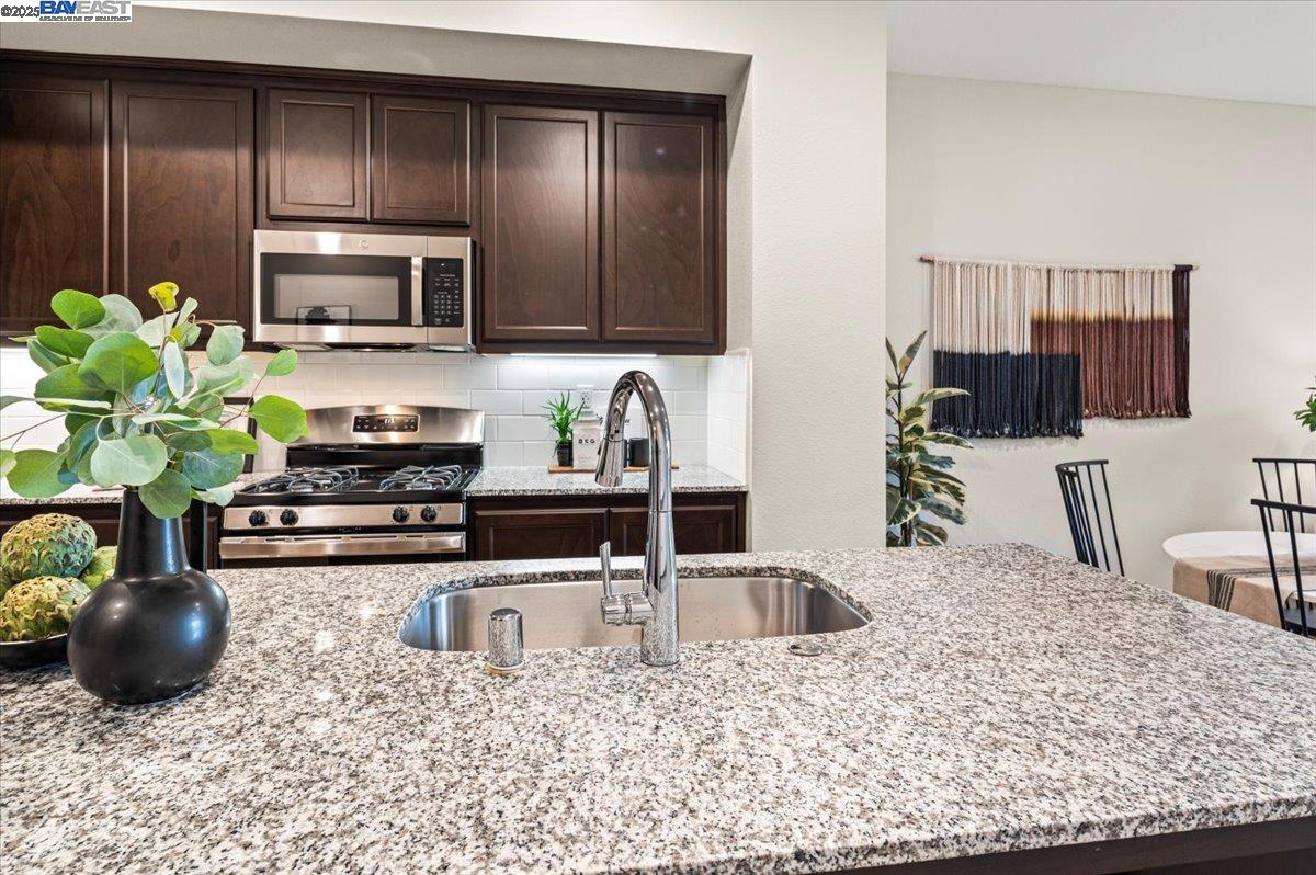 Detail Gallery Image 15 of 42 For 1726 17th St, Oakland,  CA 94607 - 3 Beds | 3 Baths