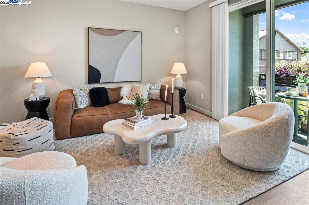 Detail Gallery Image 3 of 42 For 1726 17th St, Oakland,  CA 94607 - 3 Beds | 3 Baths