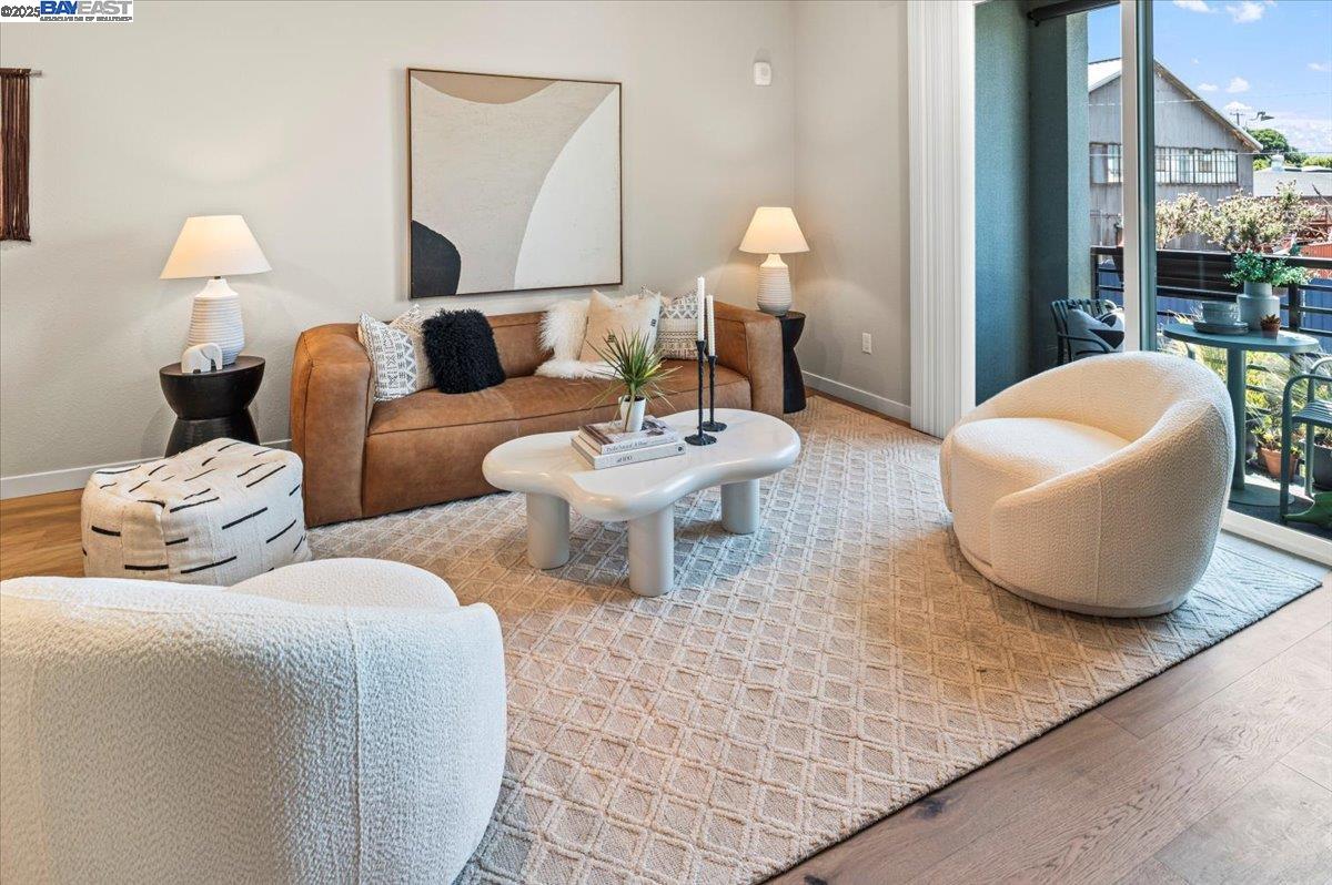 Detail Gallery Image 4 of 42 For 1726 17th St, Oakland,  CA 94607 - 3 Beds | 3 Baths