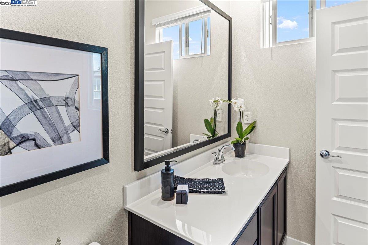 Detail Gallery Image 38 of 42 For 1726 17th St, Oakland,  CA 94607 - 3 Beds | 3 Baths