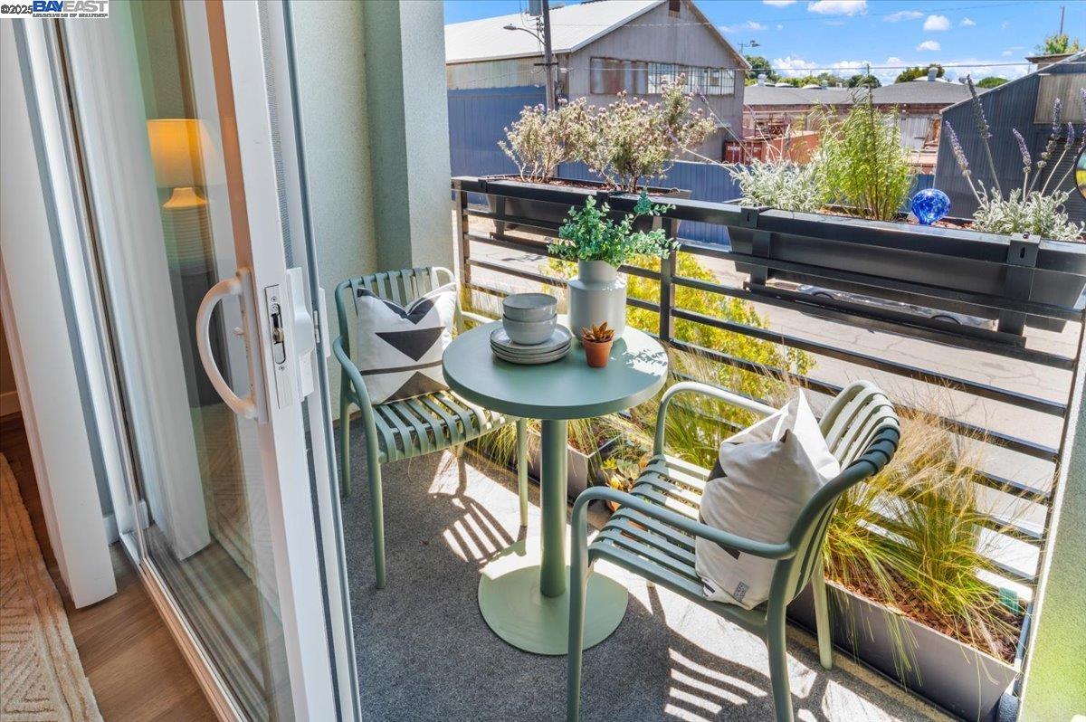 Detail Gallery Image 6 of 42 For 1726 17th St, Oakland,  CA 94607 - 3 Beds | 3 Baths