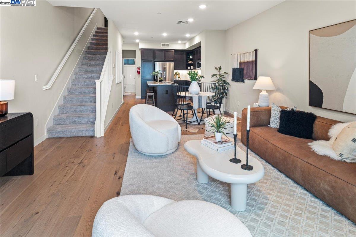Detail Gallery Image 7 of 42 For 1726 17th St, Oakland,  CA 94607 - 3 Beds | 3 Baths