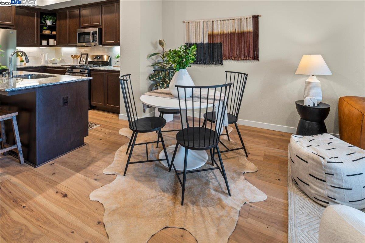 Detail Gallery Image 8 of 42 For 1726 17th St, Oakland,  CA 94607 - 3 Beds | 3 Baths