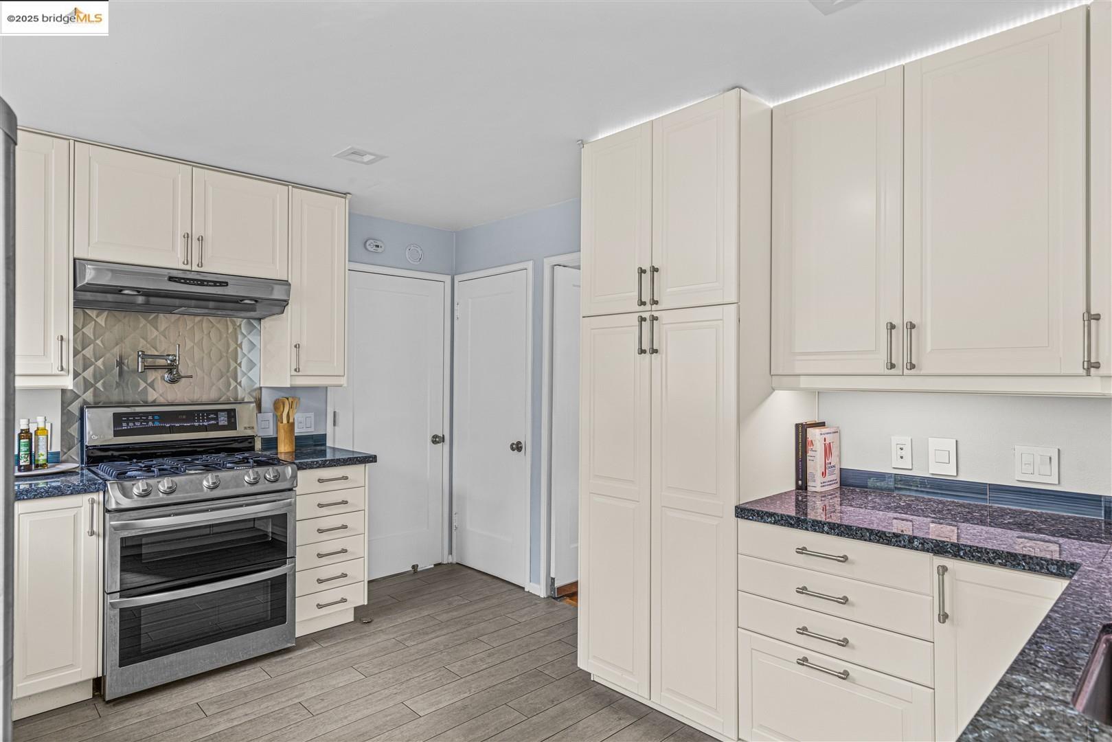 Detail Gallery Image 11 of 57 For 61 Wildwood Ave, Piedmont,  CA 94610 - 6 Beds | 4/1 Baths