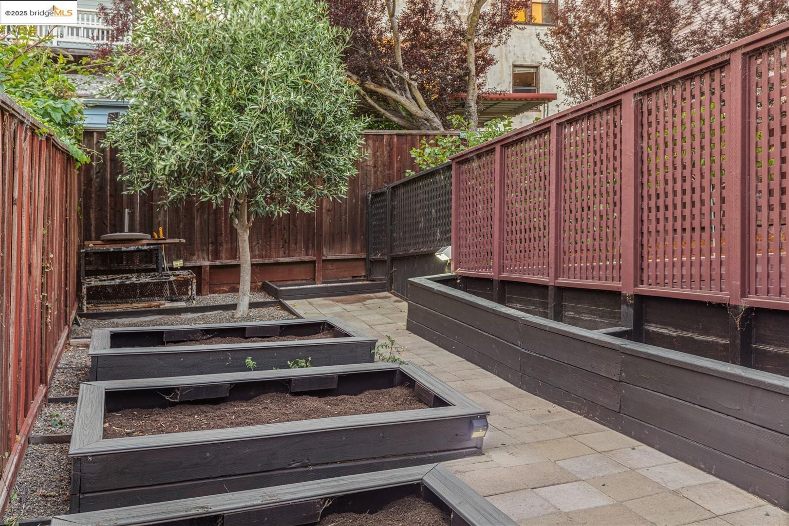 Detail Gallery Image 25 of 57 For 61 Wildwood Ave, Piedmont,  CA 94610 - 6 Beds | 4/1 Baths