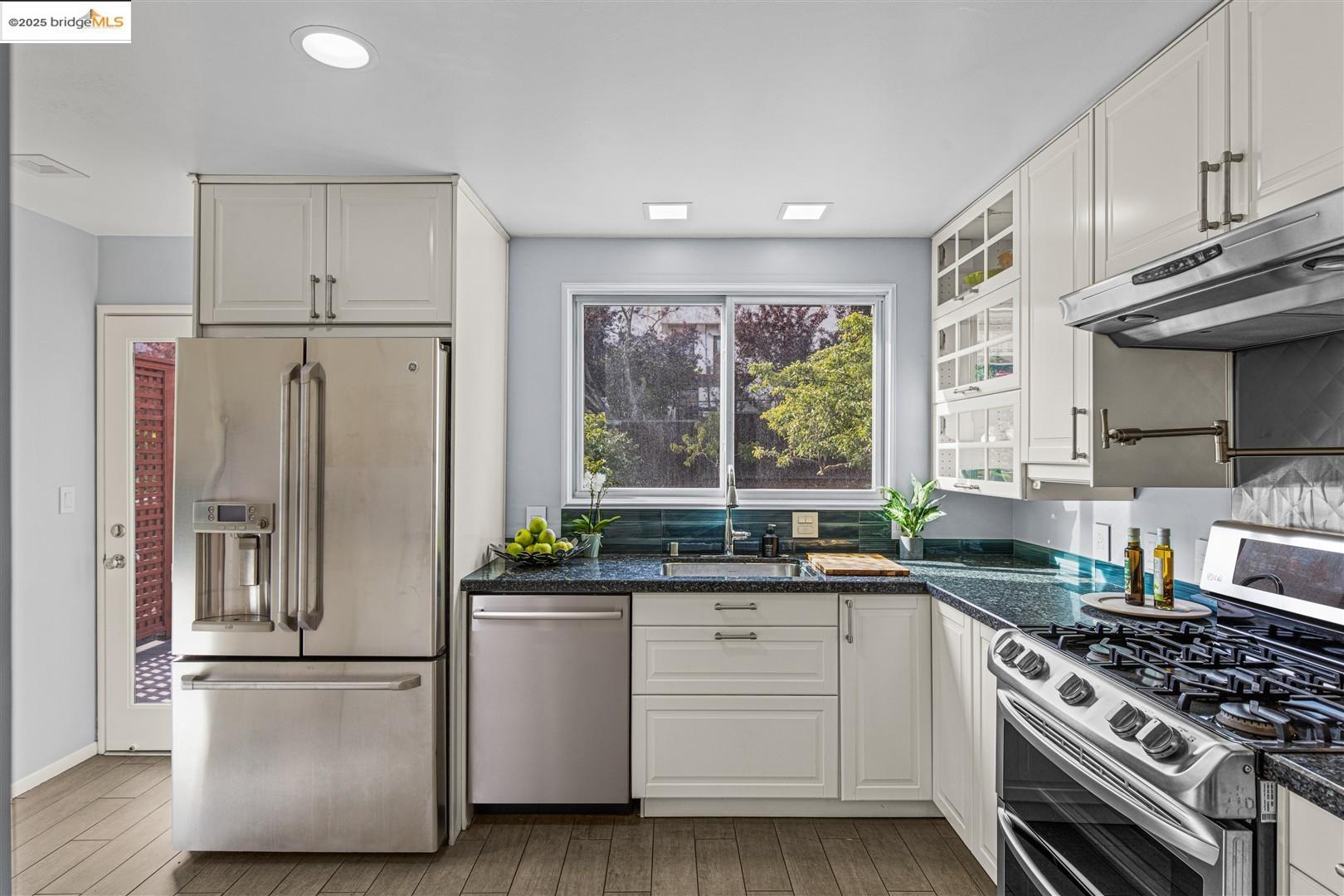 Detail Gallery Image 9 of 57 For 61 Wildwood Ave, Piedmont,  CA 94610 - 6 Beds | 4/1 Baths