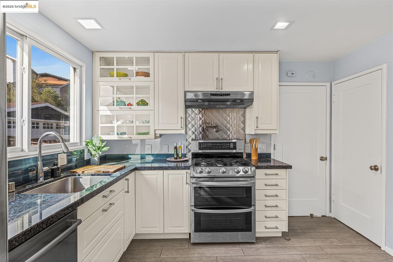 Detail Gallery Image 10 of 57 For 61 Wildwood Ave, Piedmont,  CA 94610 - 6 Beds | 4/1 Baths