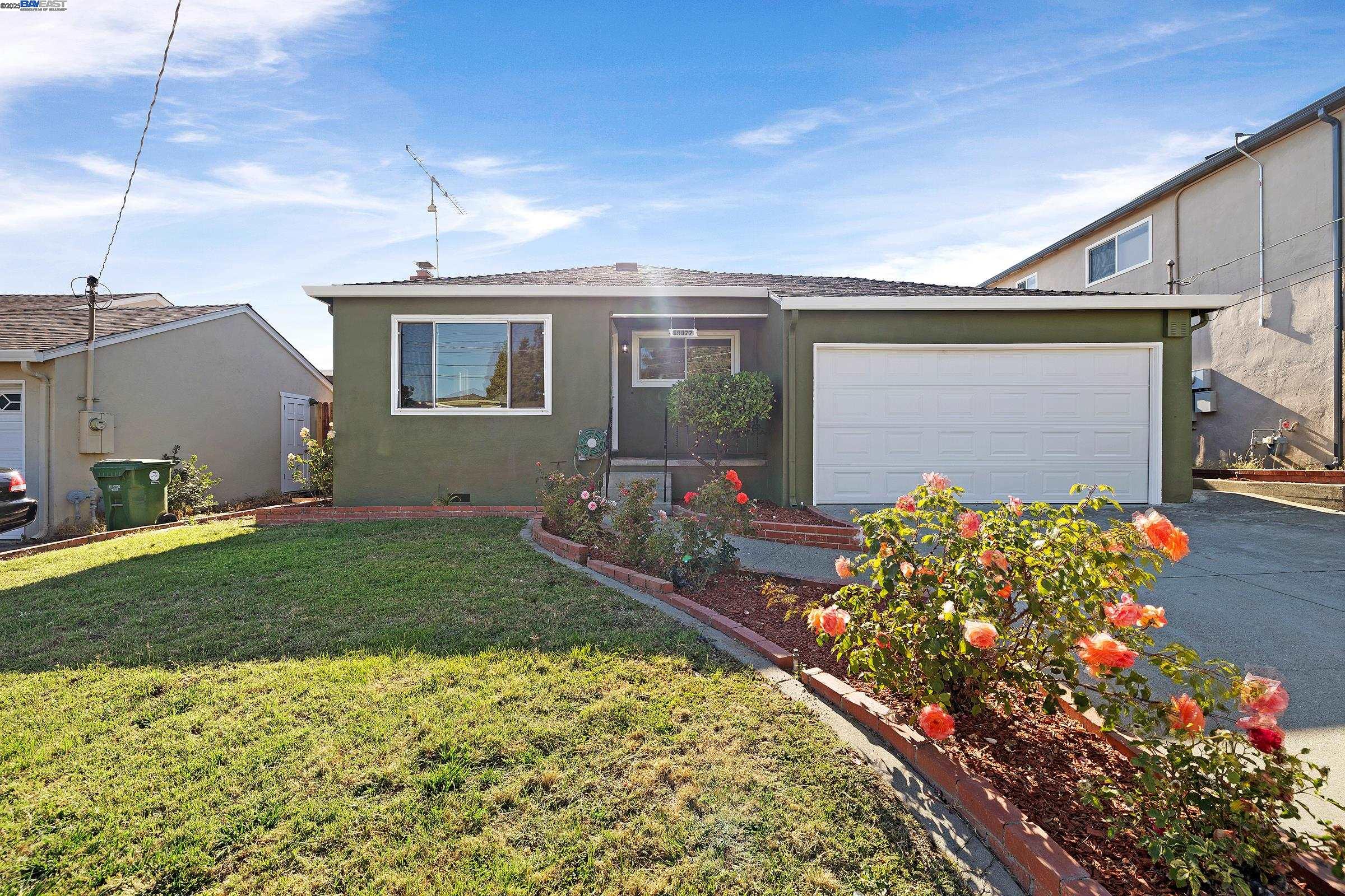 Detail Gallery Image 1 of 33 For 19077 Gliddon St, Castro Valley,  CA 94546 - 3 Beds | 1 Baths