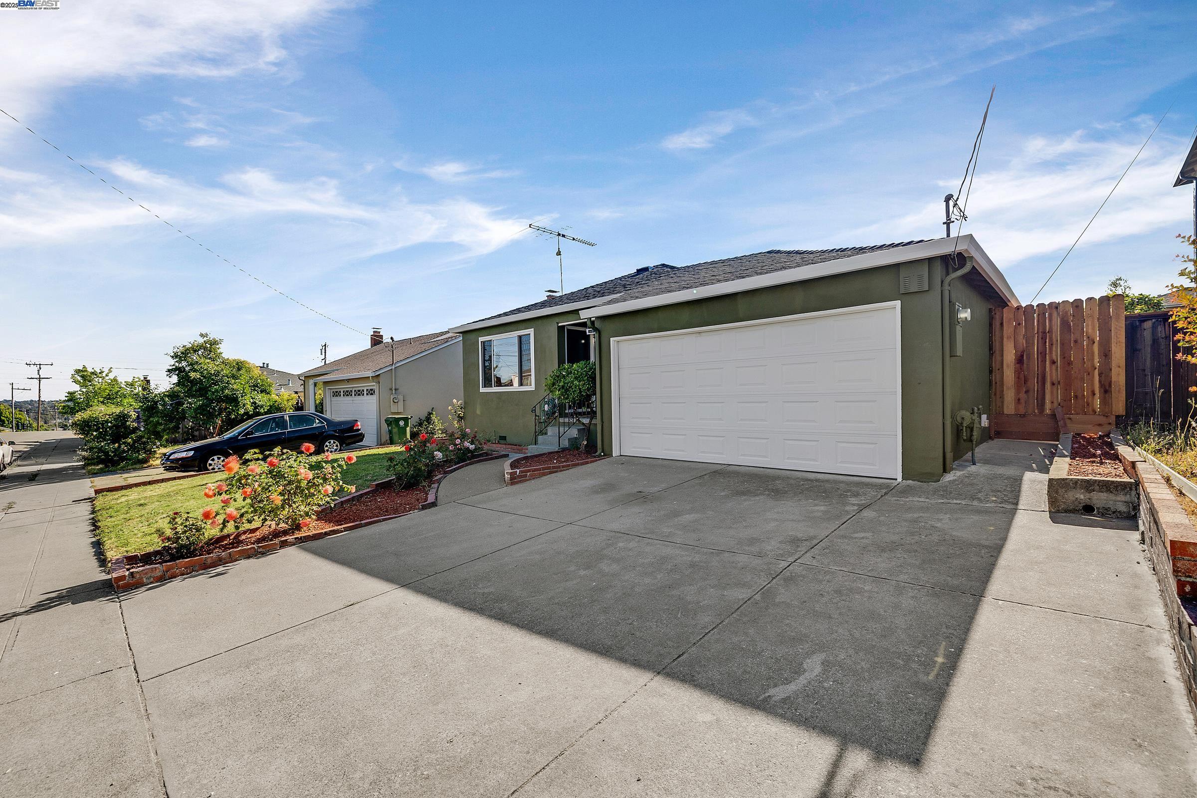 Detail Gallery Image 2 of 33 For 19077 Gliddon St, Castro Valley,  CA 94546 - 3 Beds | 1 Baths